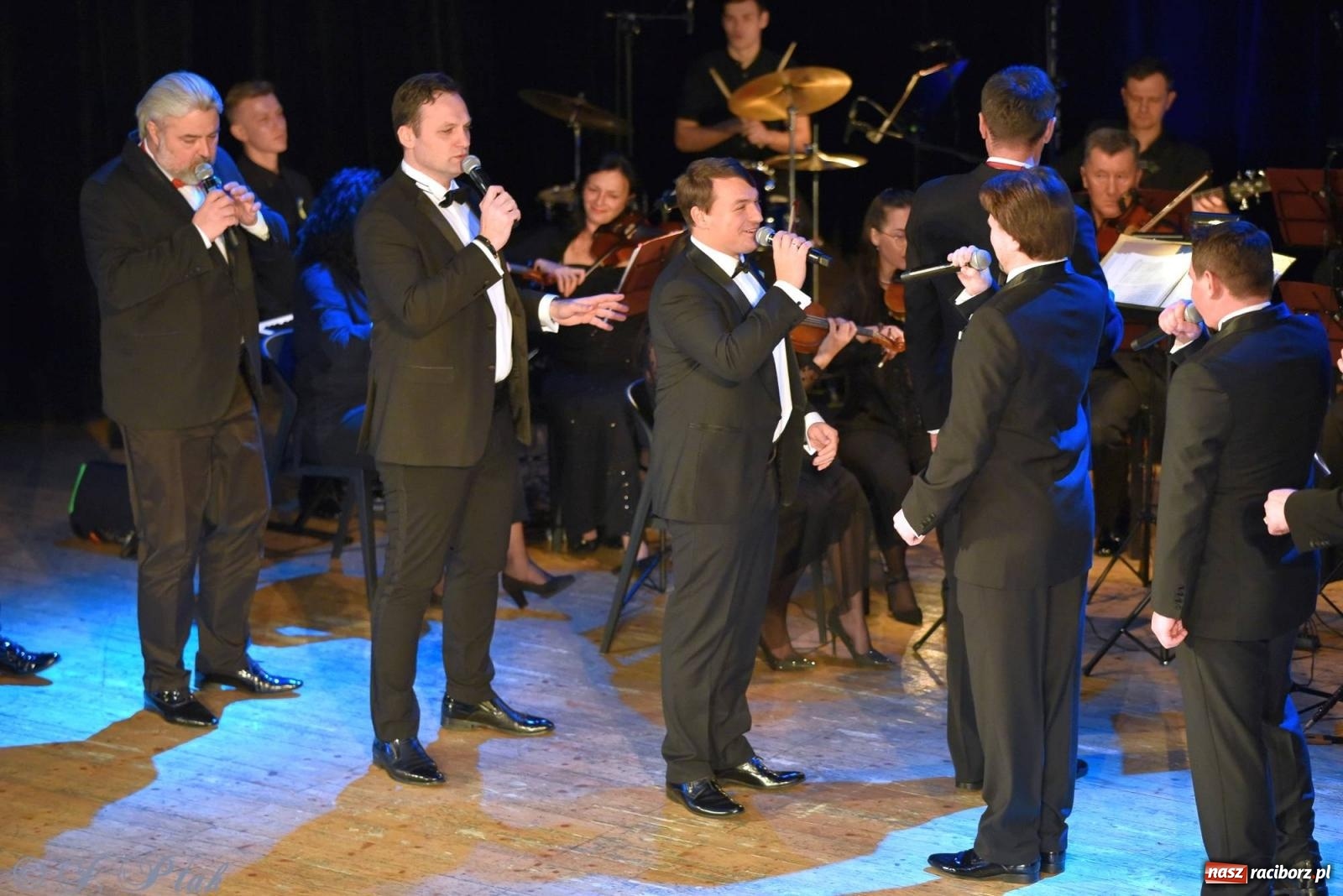 Zdjęcie w galerii na portalu naszraciborz.pl: Dziesięciu tenorów zaśpiewało dziś w RCK-u wiadomości z regionu