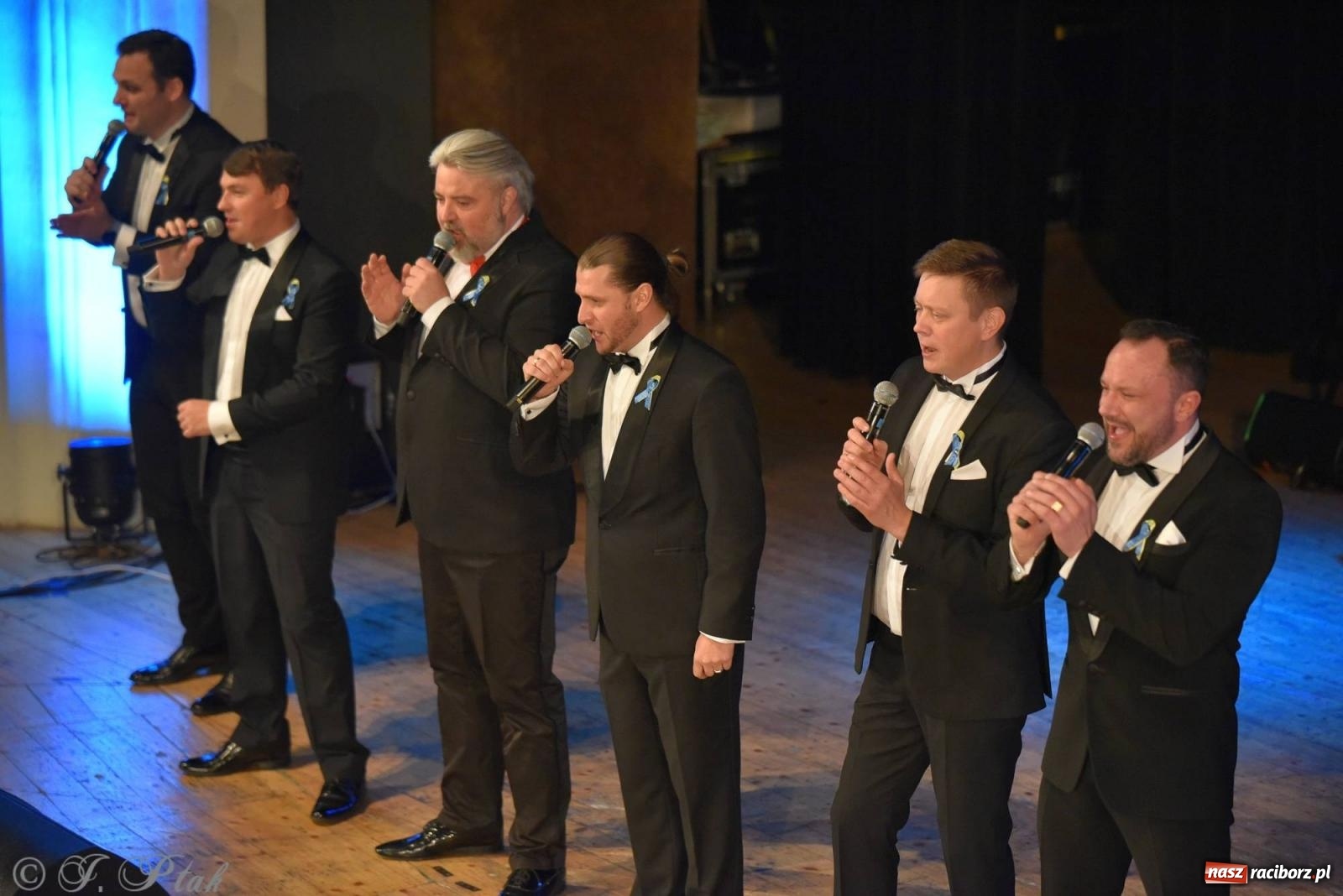 Zdjęcie w galerii na portalu naszraciborz.pl: Dziesięciu tenorów zaśpiewało dziś w RCK-u wiadomości z regionu