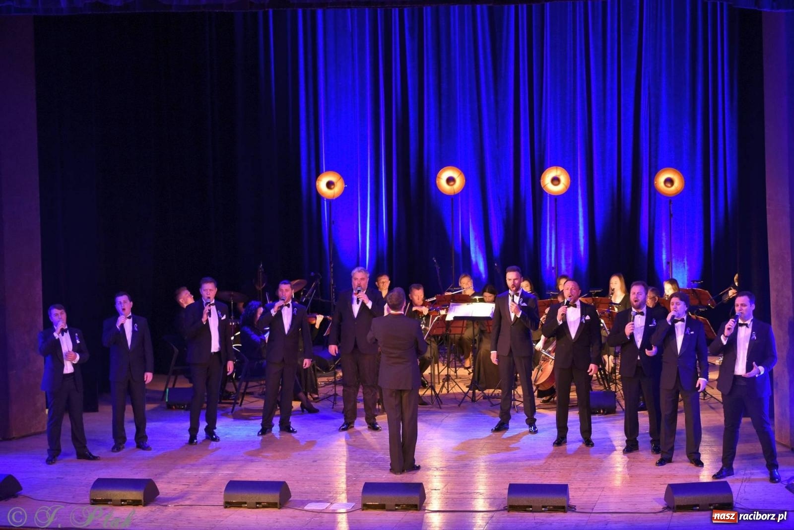 Zdjęcie w galerii na portalu naszraciborz.pl: Dziesięciu tenorów zaśpiewało dziś w RCK-u wiadomości z regionu