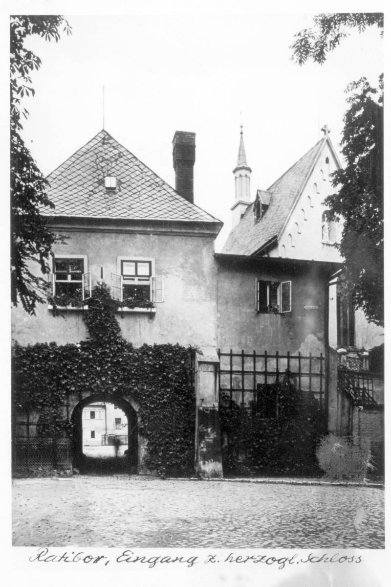 Zdjęcie w galerii na portalu naszraciborz.pl: Obywatel Niemiec podarował miastu pocztówki starego Raciborza [FOTO] wiadomości z regionu