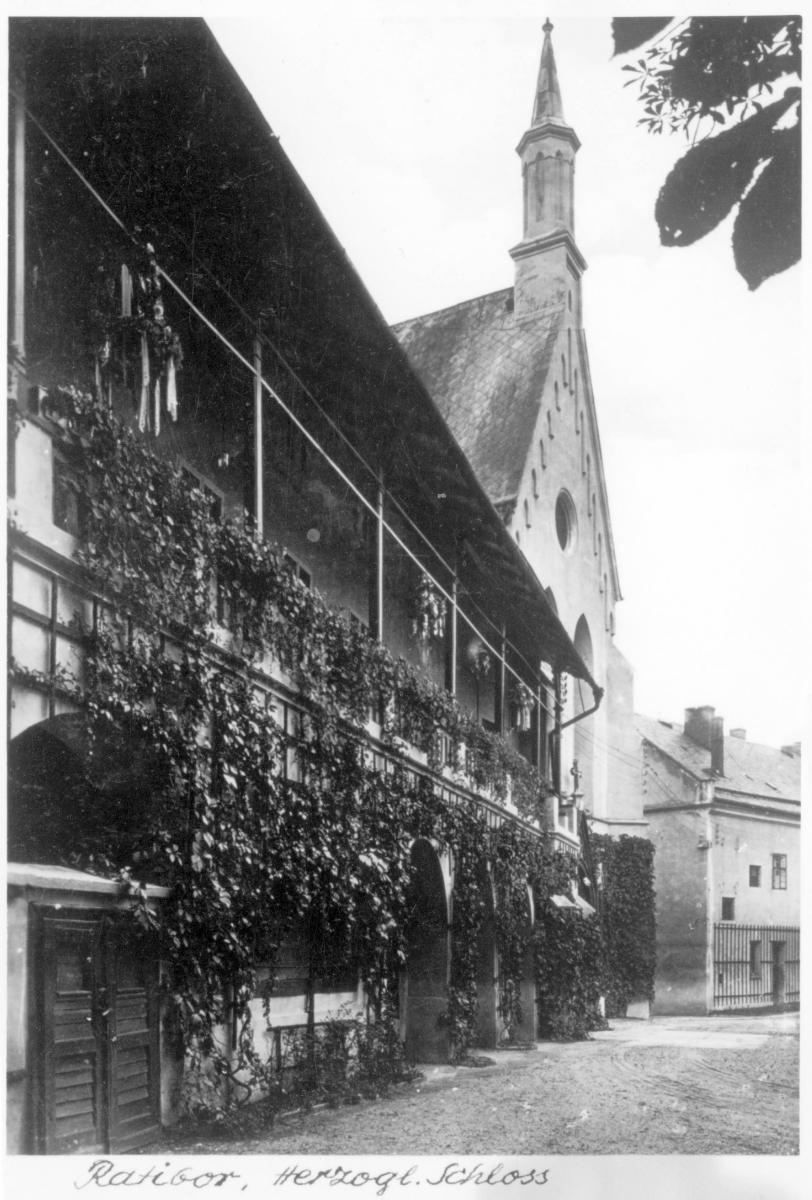 Zdjęcie w galerii na portalu naszraciborz.pl: Obywatel Niemiec podarował miastu pocztówki starego Raciborza [FOTO] wiadomości z regionu