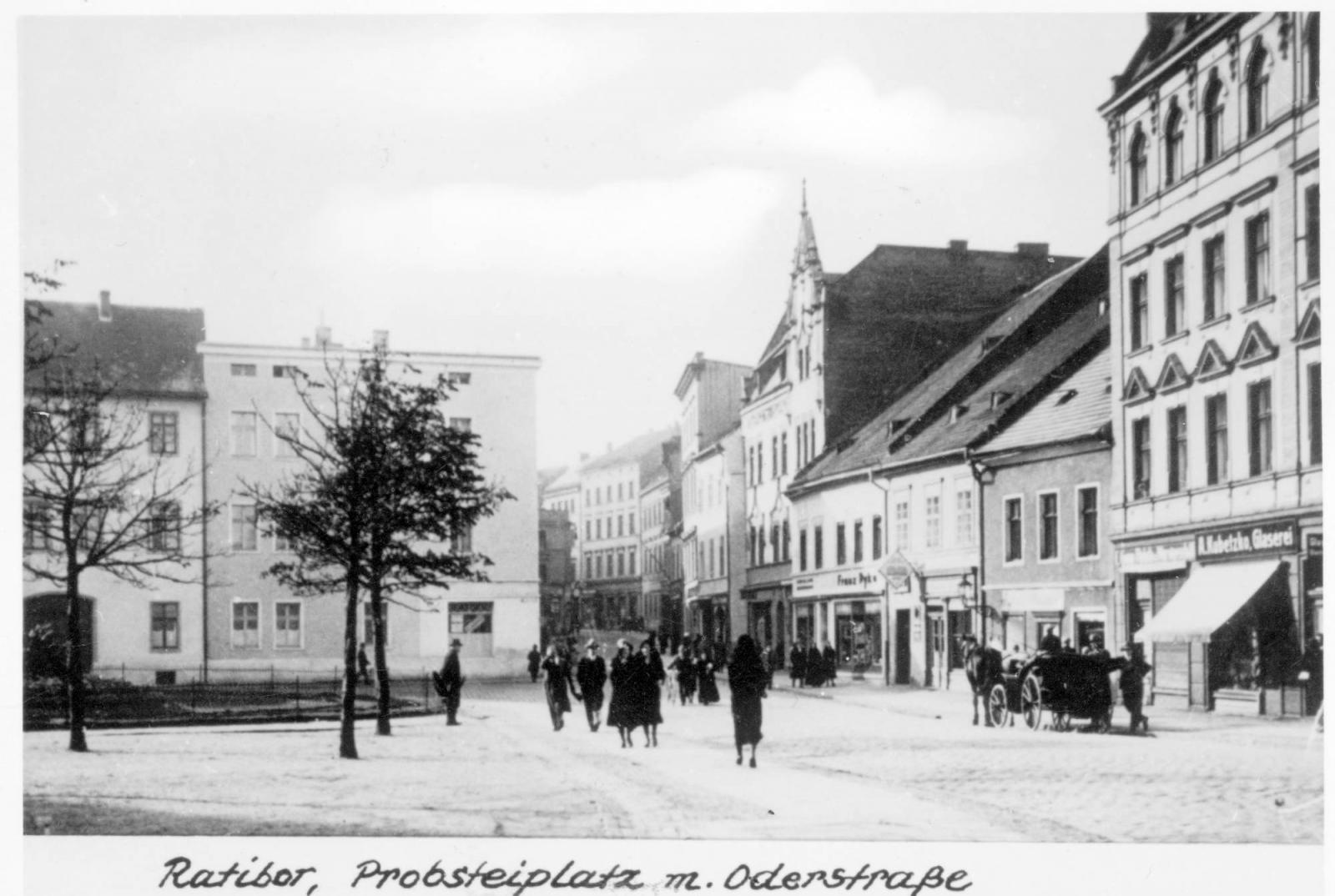 Zdjęcie w galerii na portalu naszraciborz.pl: Obywatel Niemiec podarował miastu pocztówki starego Raciborza [FOTO] wiadomości z regionu