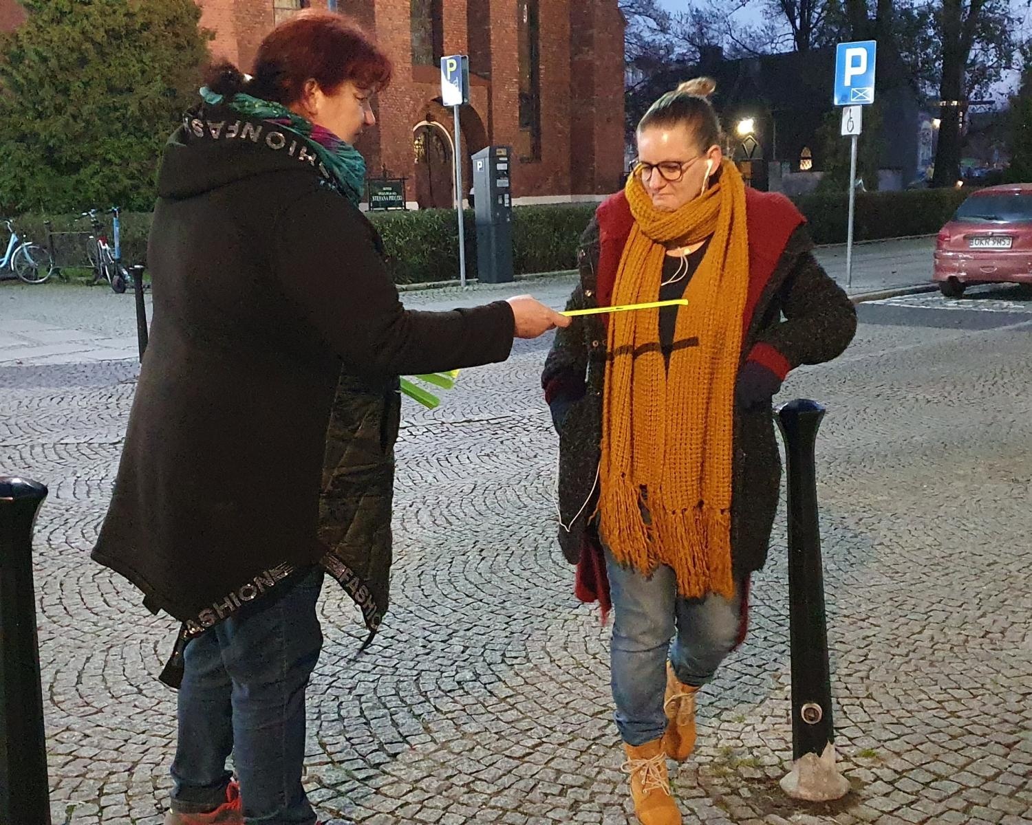 Zdjęcie w galerii na portalu naszraciborz.pl: Działacze Polski 2050 rozdawali odblaski wiadomości z regionu