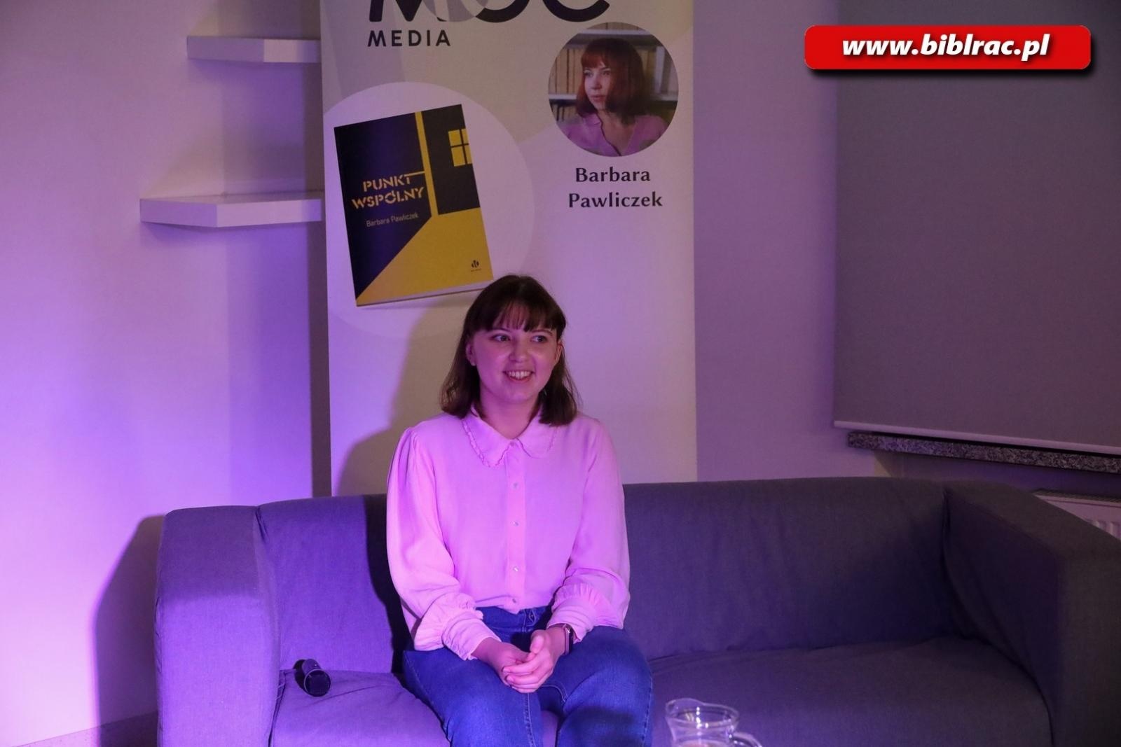 Zdjęcie w galerii na portalu naszraciborz.pl: Barbara Pawliczek na spotkaniu w bibliotece wiadomości z regionu