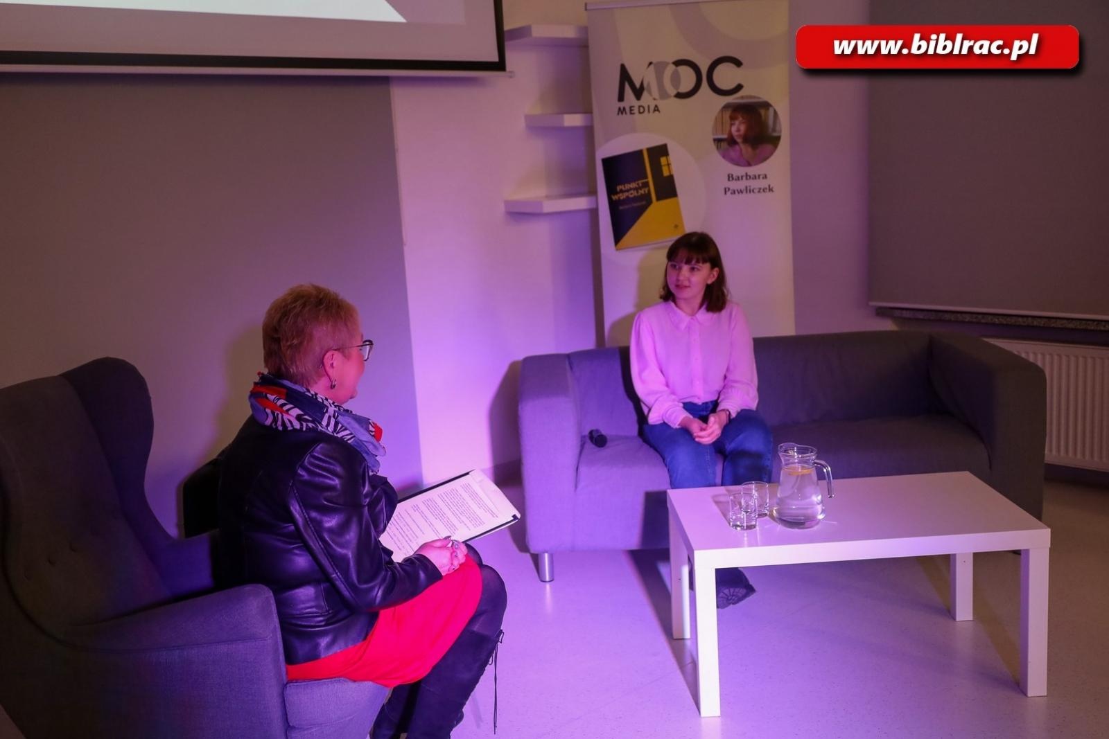 Zdjęcie w galerii na portalu naszraciborz.pl: Barbara Pawliczek na spotkaniu w bibliotece wiadomości z regionu