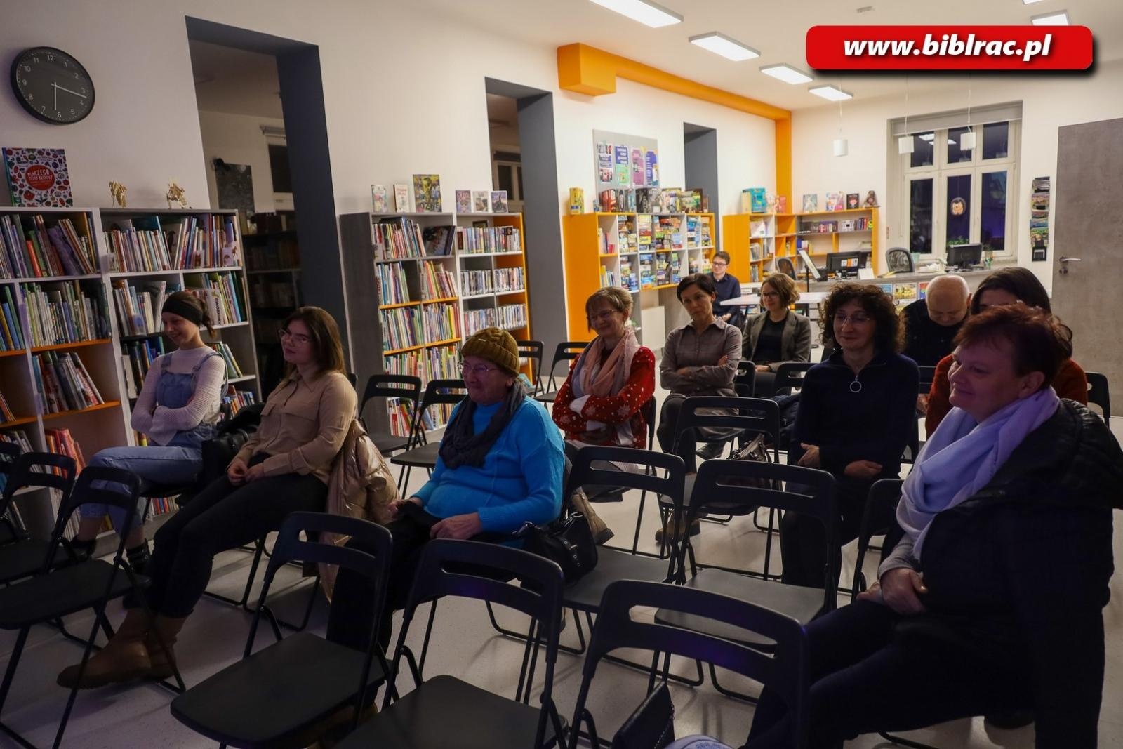 Zdjęcie w galerii na portalu naszraciborz.pl: Barbara Pawliczek na spotkaniu w bibliotece wiadomości z regionu