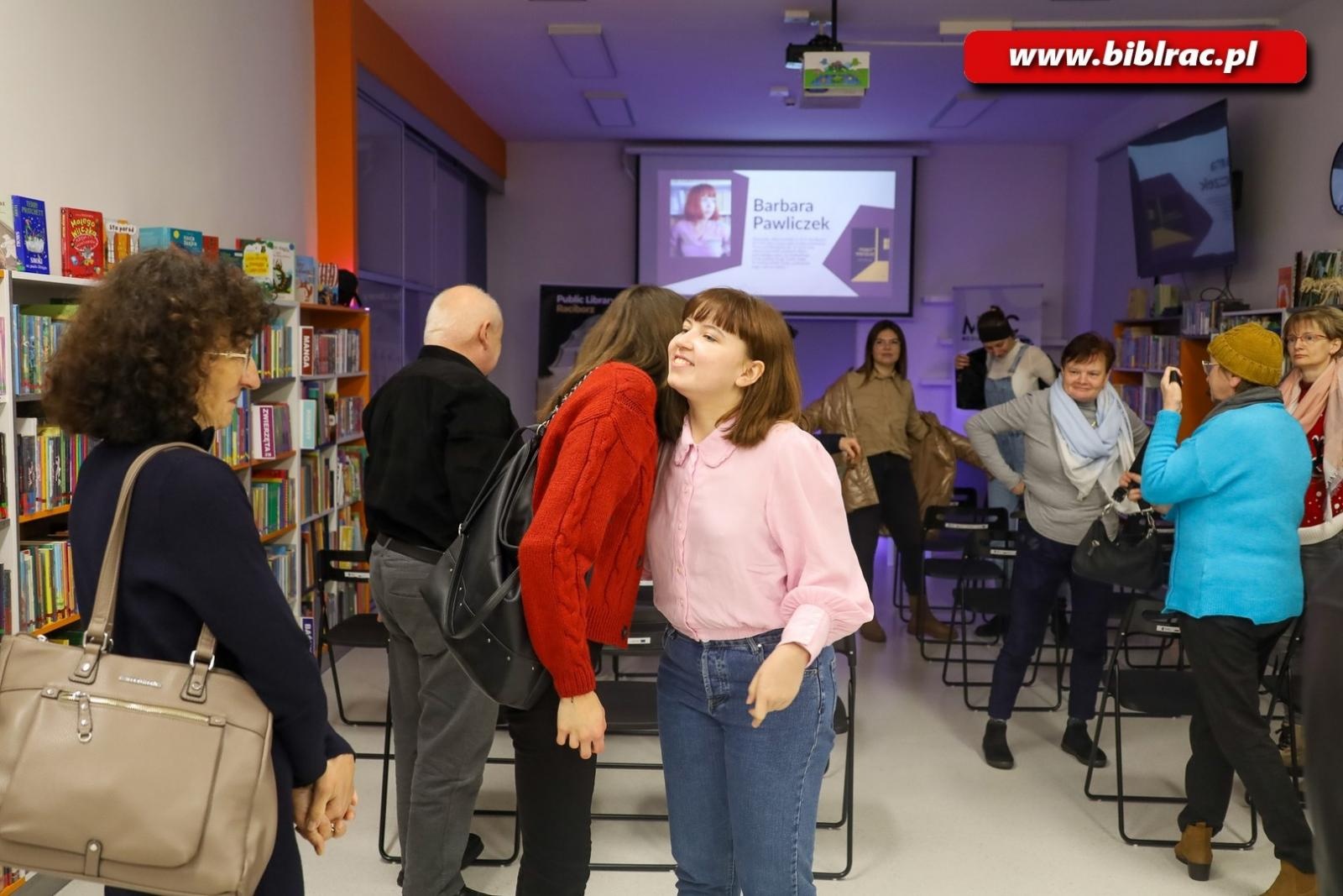 Zdjęcie w galerii na portalu naszraciborz.pl: Barbara Pawliczek na spotkaniu w bibliotece wiadomości z regionu