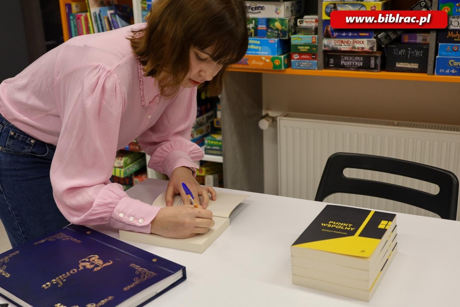 Zdjęcie w galerii na portalu naszraciborz.pl: Barbara Pawliczek na spotkaniu w bibliotece wiadomości z regionu