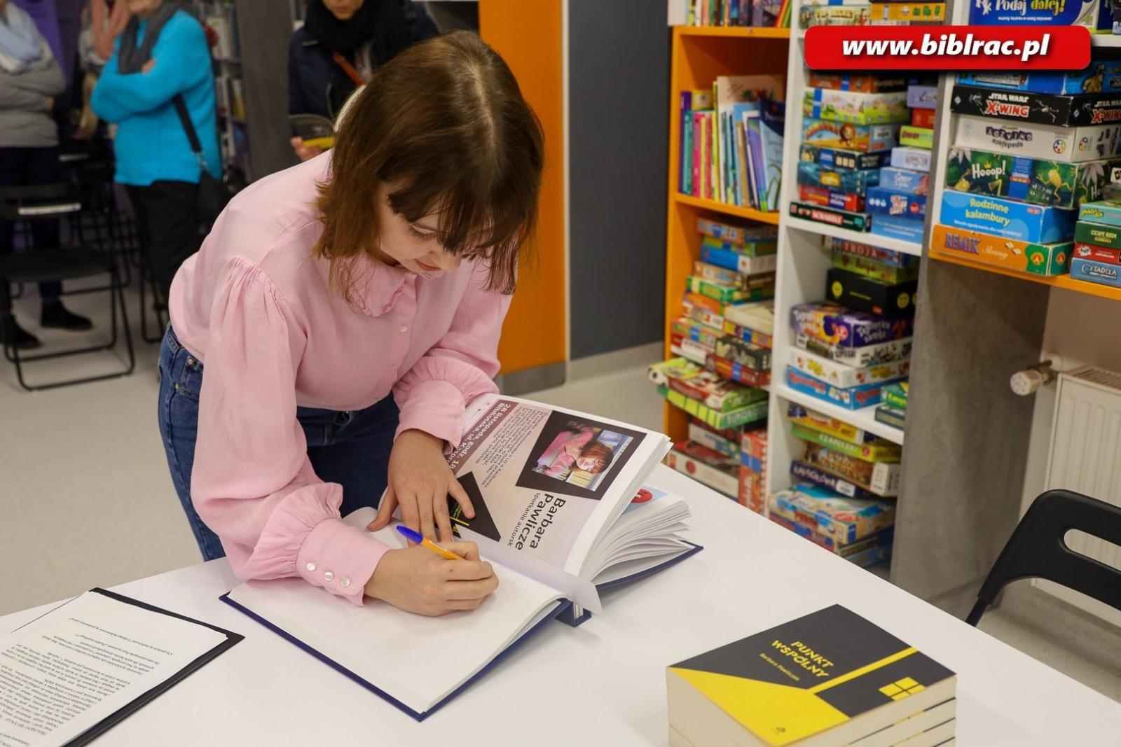 Zdjęcie w galerii na portalu naszraciborz.pl: Barbara Pawliczek na spotkaniu w bibliotece wiadomości z regionu