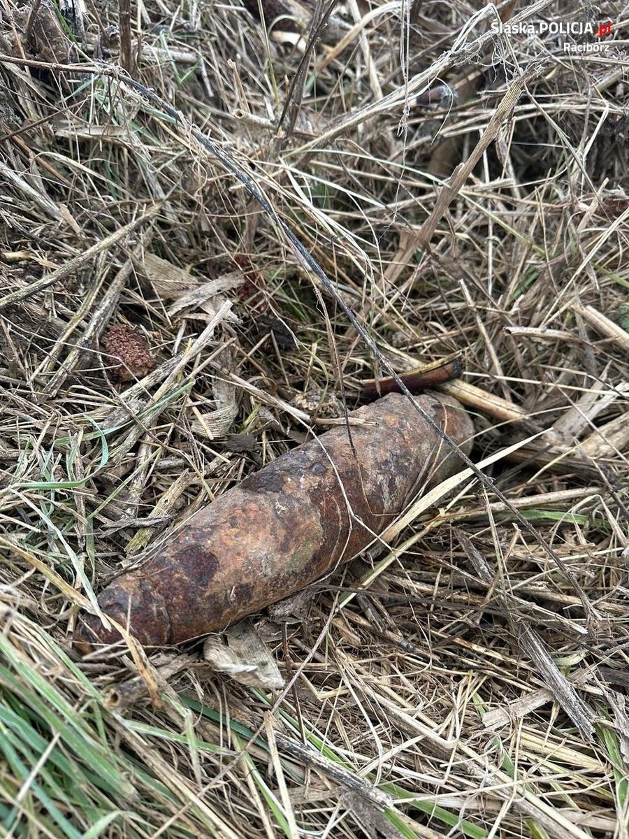 Zdjęcie w galerii na portalu naszraciborz.pl: Niebezpieczne znalezisko w polu w Krzanowicach wiadomości z regionu