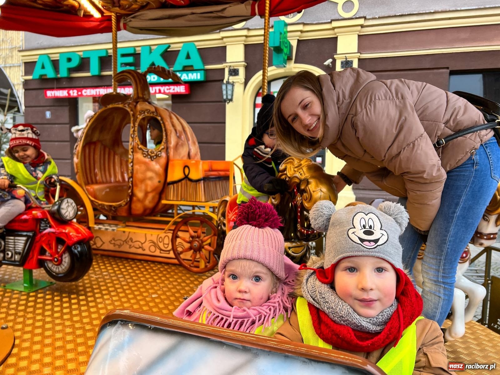 Zdjęcie w galerii na portalu naszraciborz.pl: Ruszył raciborski jarmark bożonarodzeniowy [SPACER WIDEO] wiadomości z regionu