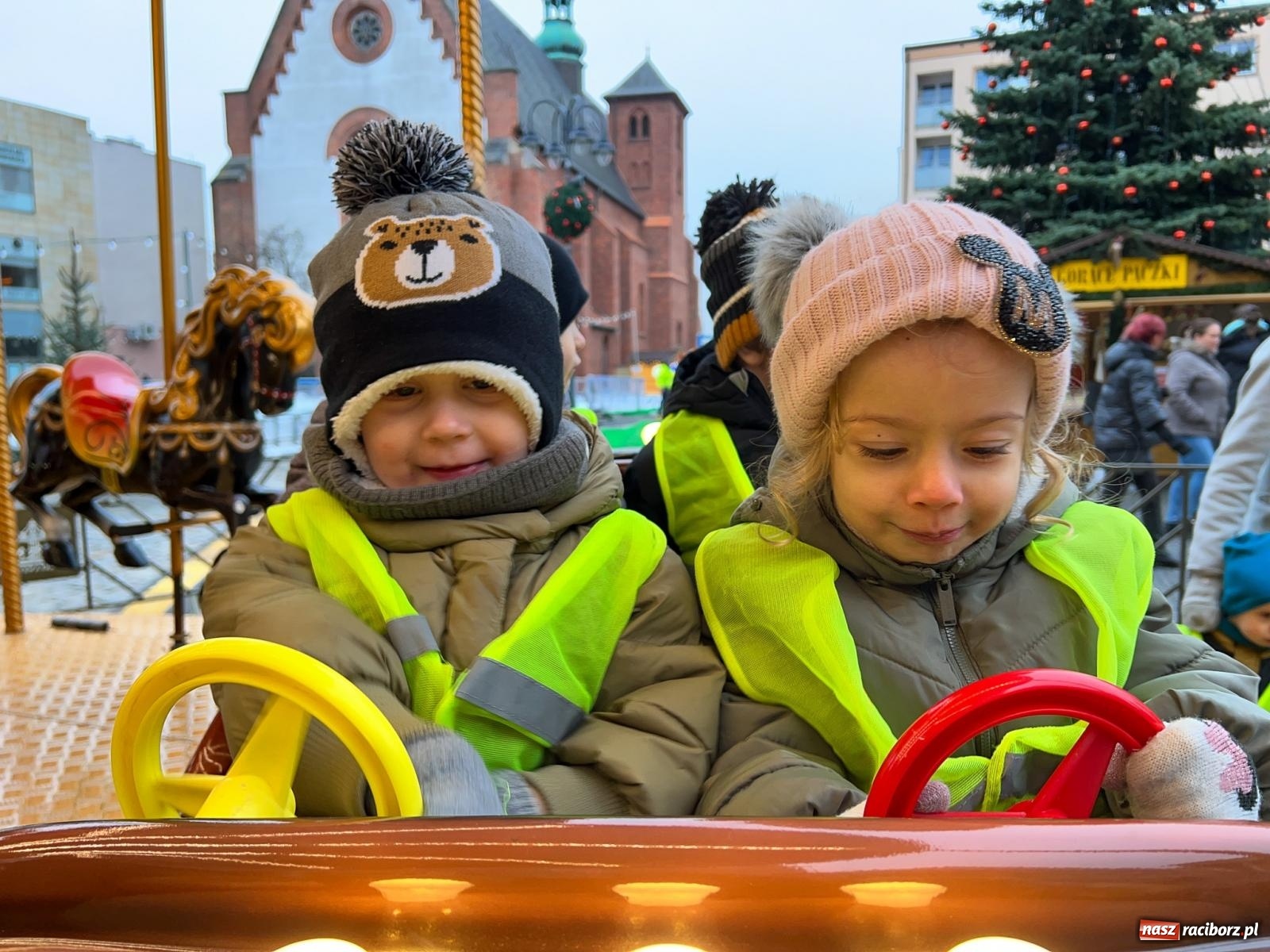 Zdjęcie w galerii na portalu naszraciborz.pl: Ruszył raciborski jarmark bożonarodzeniowy [SPACER WIDEO] wiadomości z regionu