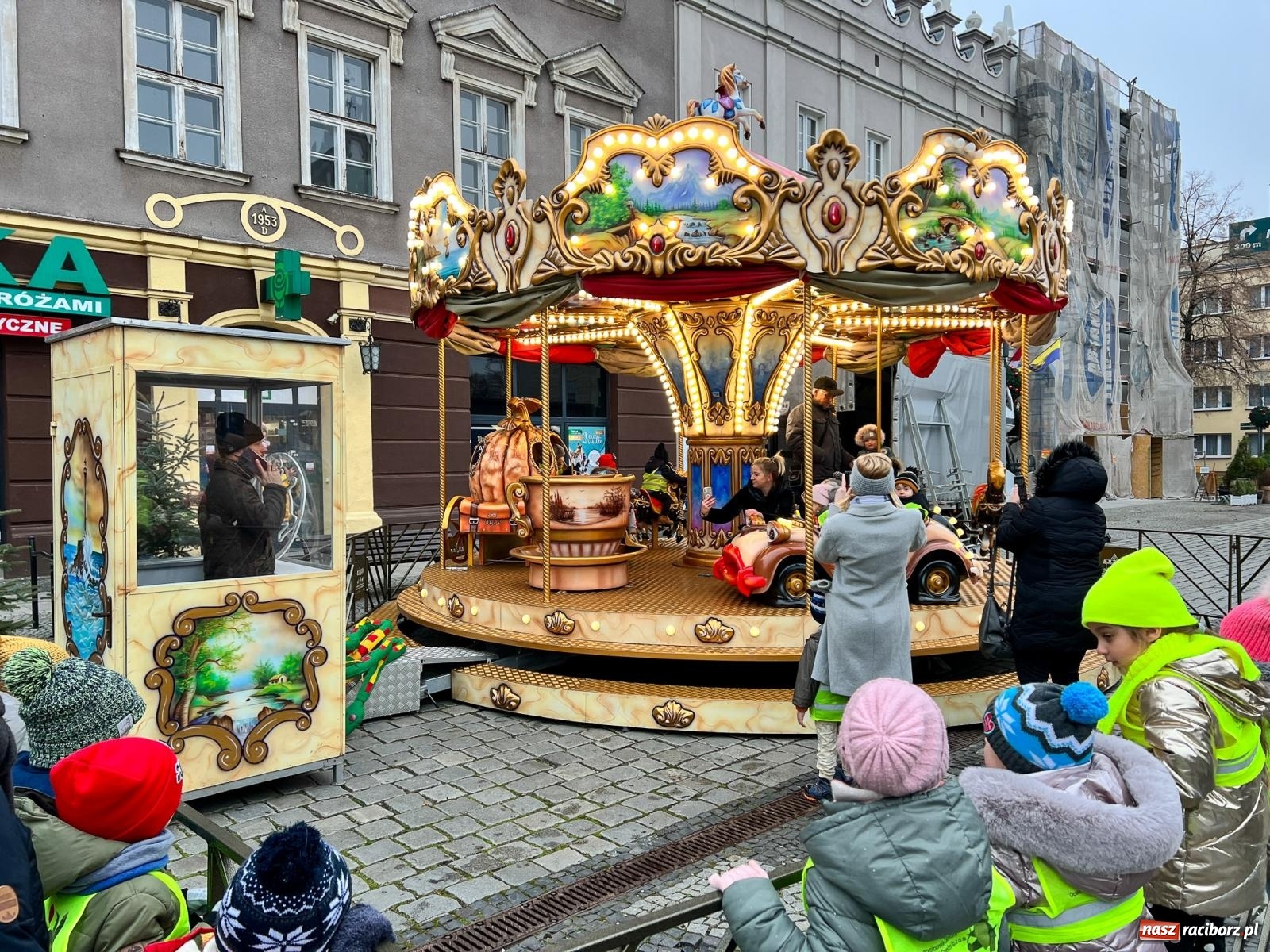Zdjęcie w galerii na portalu naszraciborz.pl: Ruszył raciborski jarmark bożonarodzeniowy [SPACER WIDEO] wiadomości z regionu