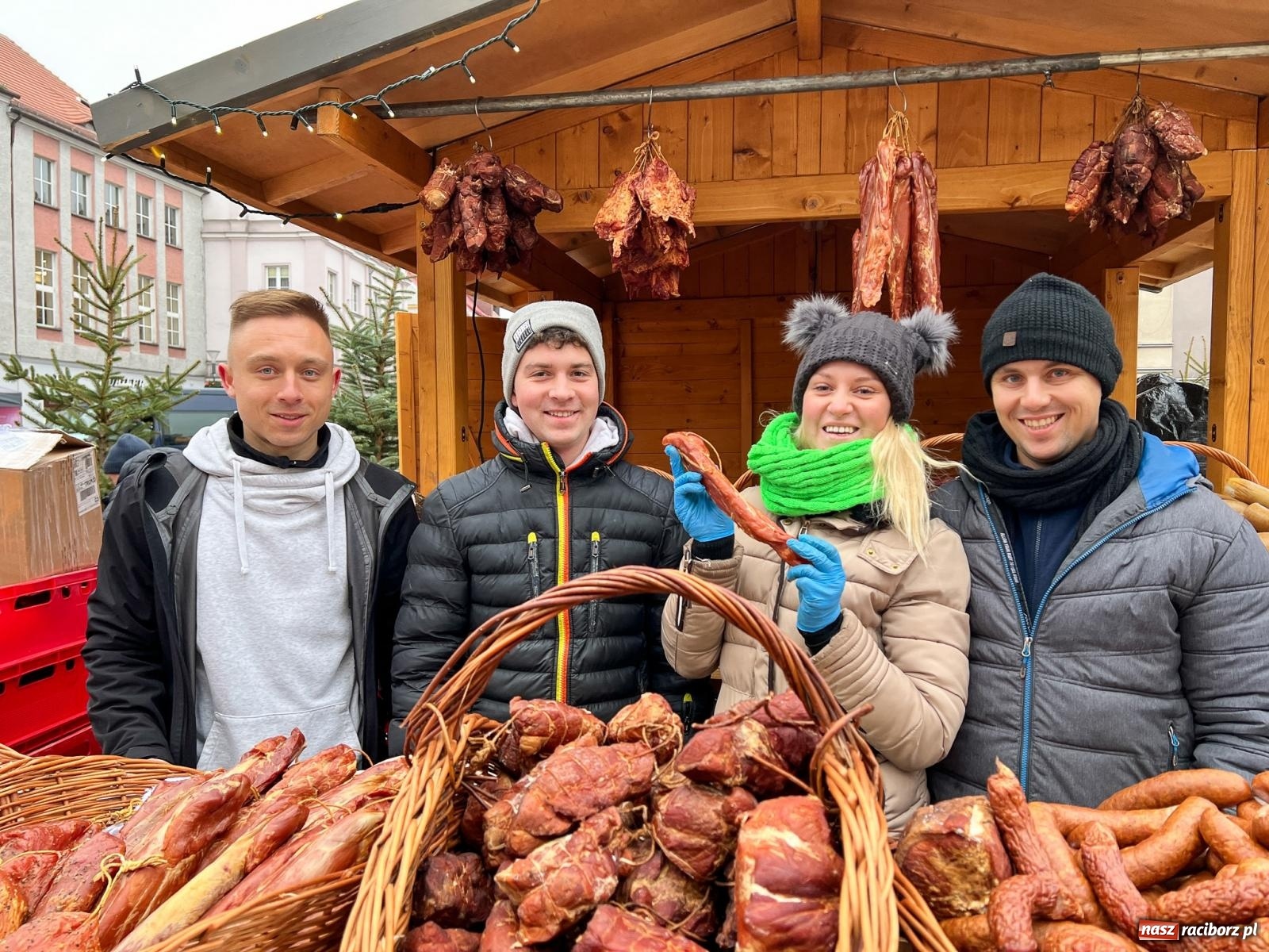 Zdjęcie w galerii na portalu naszraciborz.pl: Ruszył raciborski jarmark bożonarodzeniowy [SPACER WIDEO] wiadomości z regionu