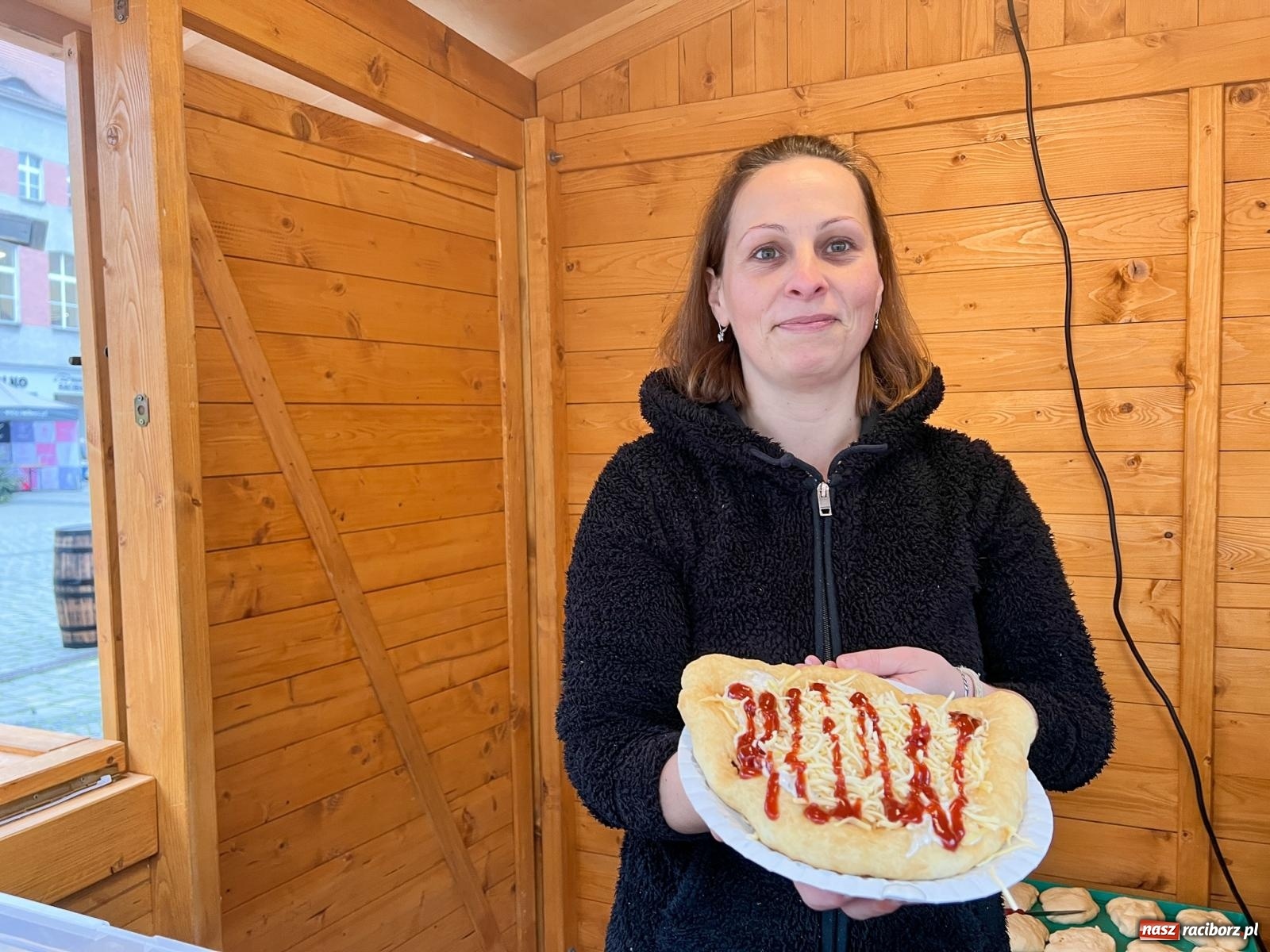 Zdjęcie w galerii na portalu naszraciborz.pl: Ruszył raciborski jarmark bożonarodzeniowy [SPACER WIDEO] wiadomości z regionu