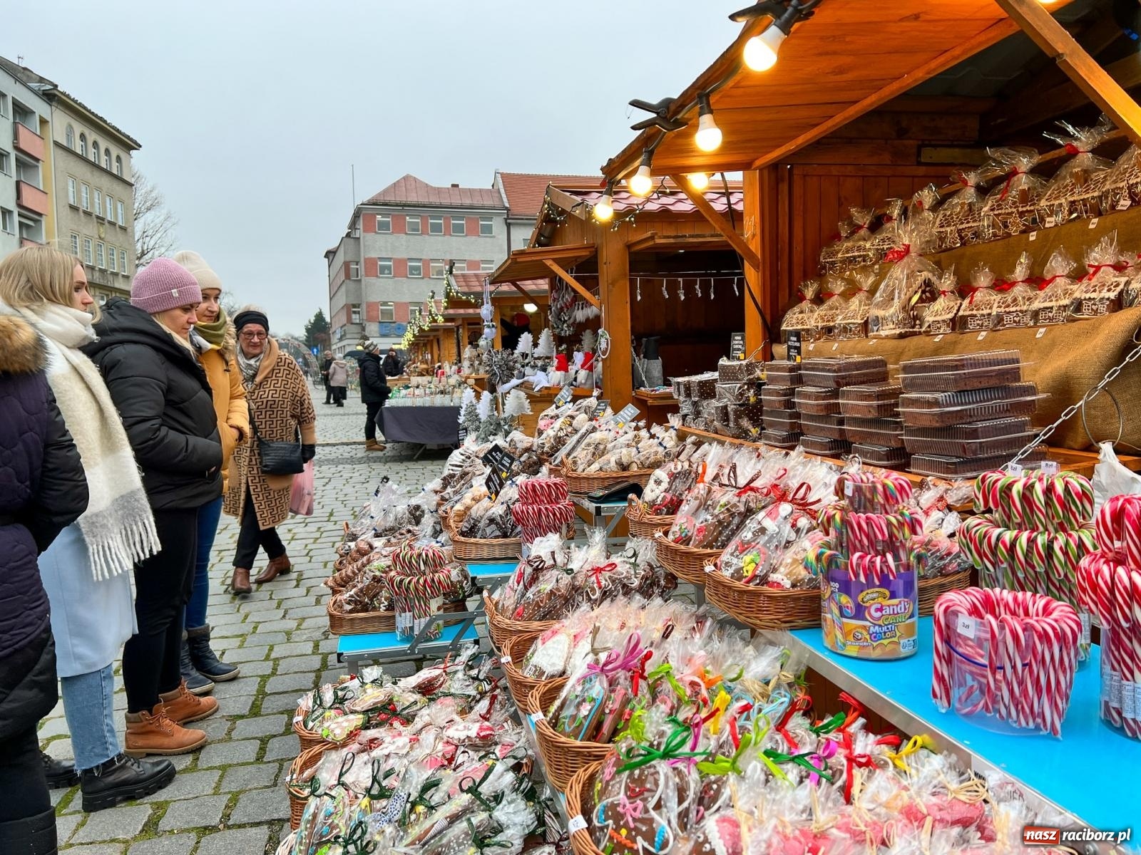 Zdjęcie w galerii na portalu naszraciborz.pl: Ruszył raciborski jarmark bożonarodzeniowy [SPACER WIDEO] wiadomości z regionu
