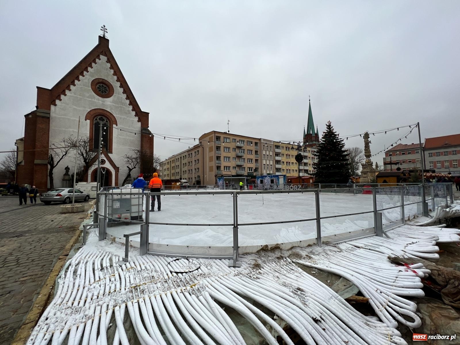 Zdjęcie w galerii na portalu naszraciborz.pl: Lodowisko na Rynku prawie gotowe [FOTO i WIDEO] wiadomości z regionu