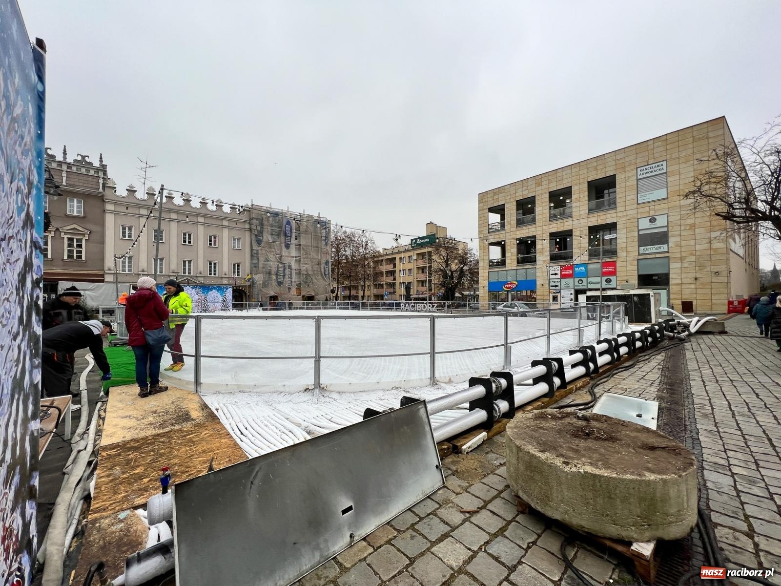 Zdjęcie w galerii na portalu naszraciborz.pl: Lodowisko na Rynku prawie gotowe [FOTO i WIDEO] wiadomości z regionu