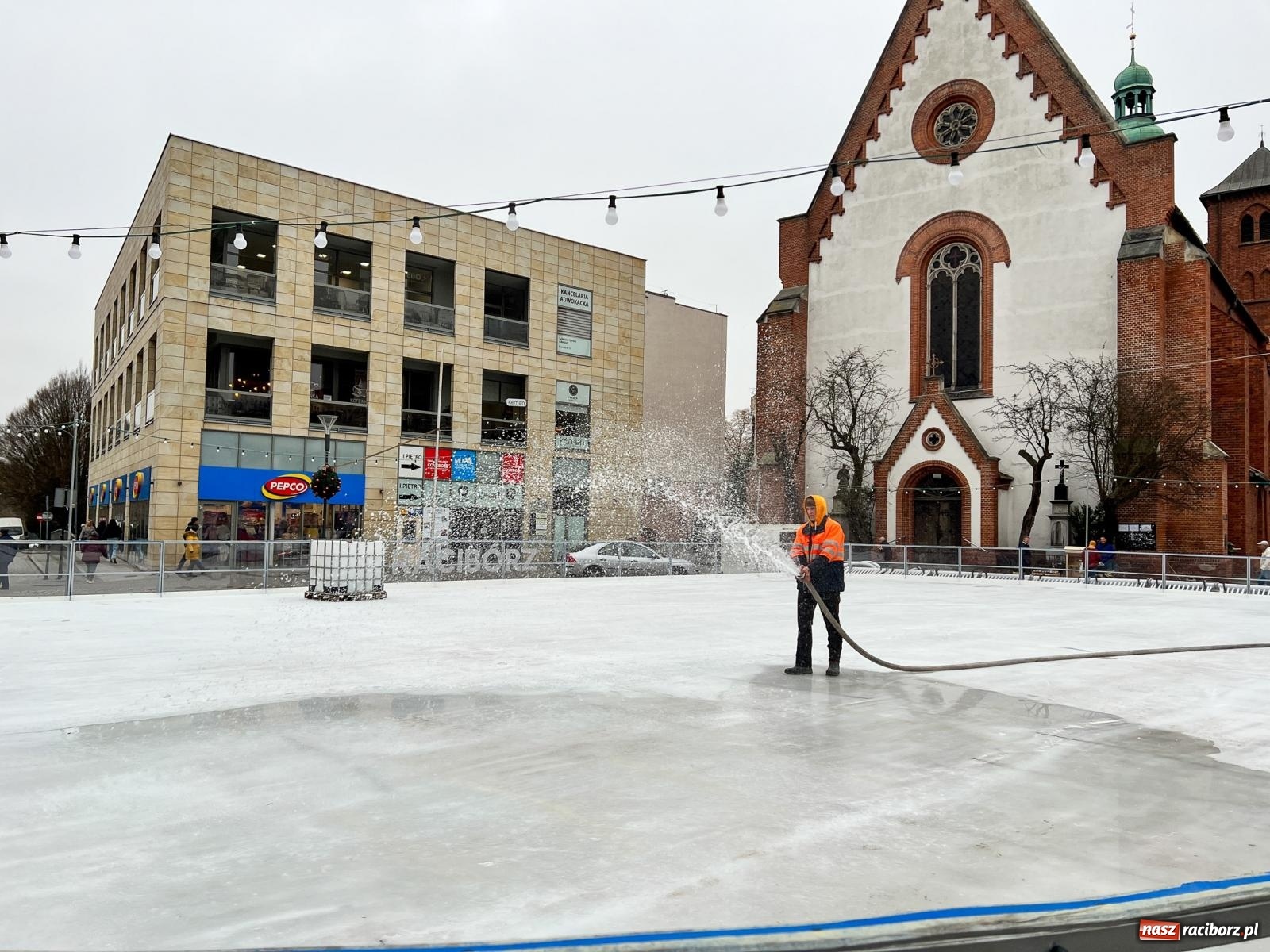 Zdjęcie w galerii na portalu naszraciborz.pl: Lodowisko na Rynku prawie gotowe [FOTO i WIDEO] wiadomości z regionu
