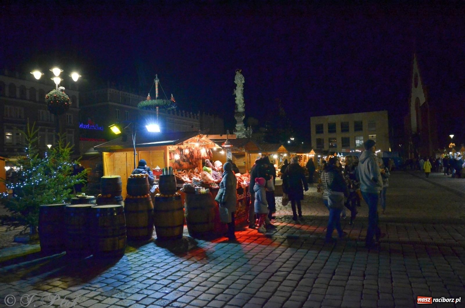 Zdjęcie w galerii na portalu naszraciborz.pl: Raciborski jarmark wieczorową porą [FOTO i WIDEO] wiadomości z regionu