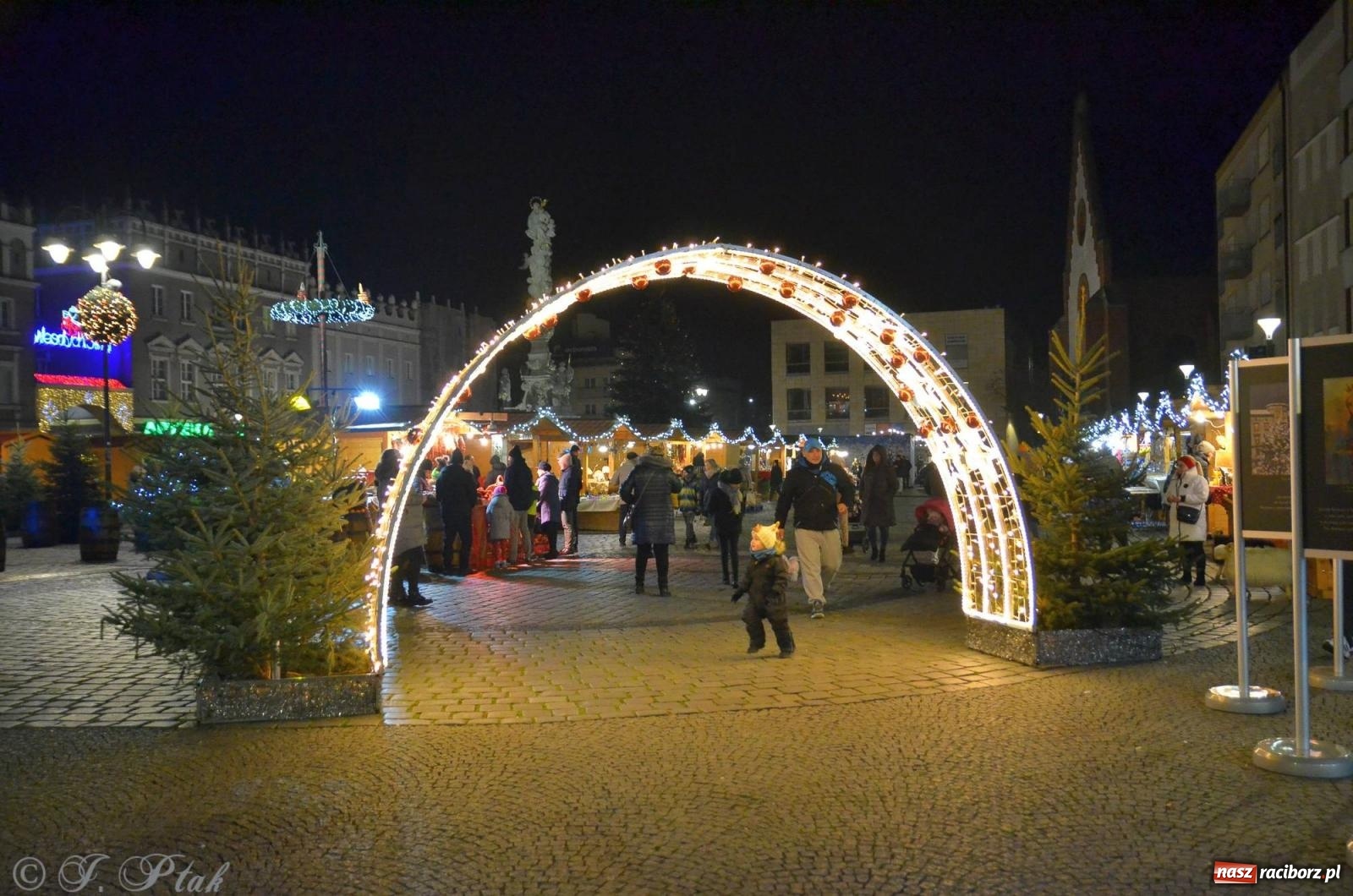 Zdjęcie w galerii na portalu naszraciborz.pl: Raciborski jarmark wieczorową porą [FOTO i WIDEO] wiadomości z regionu