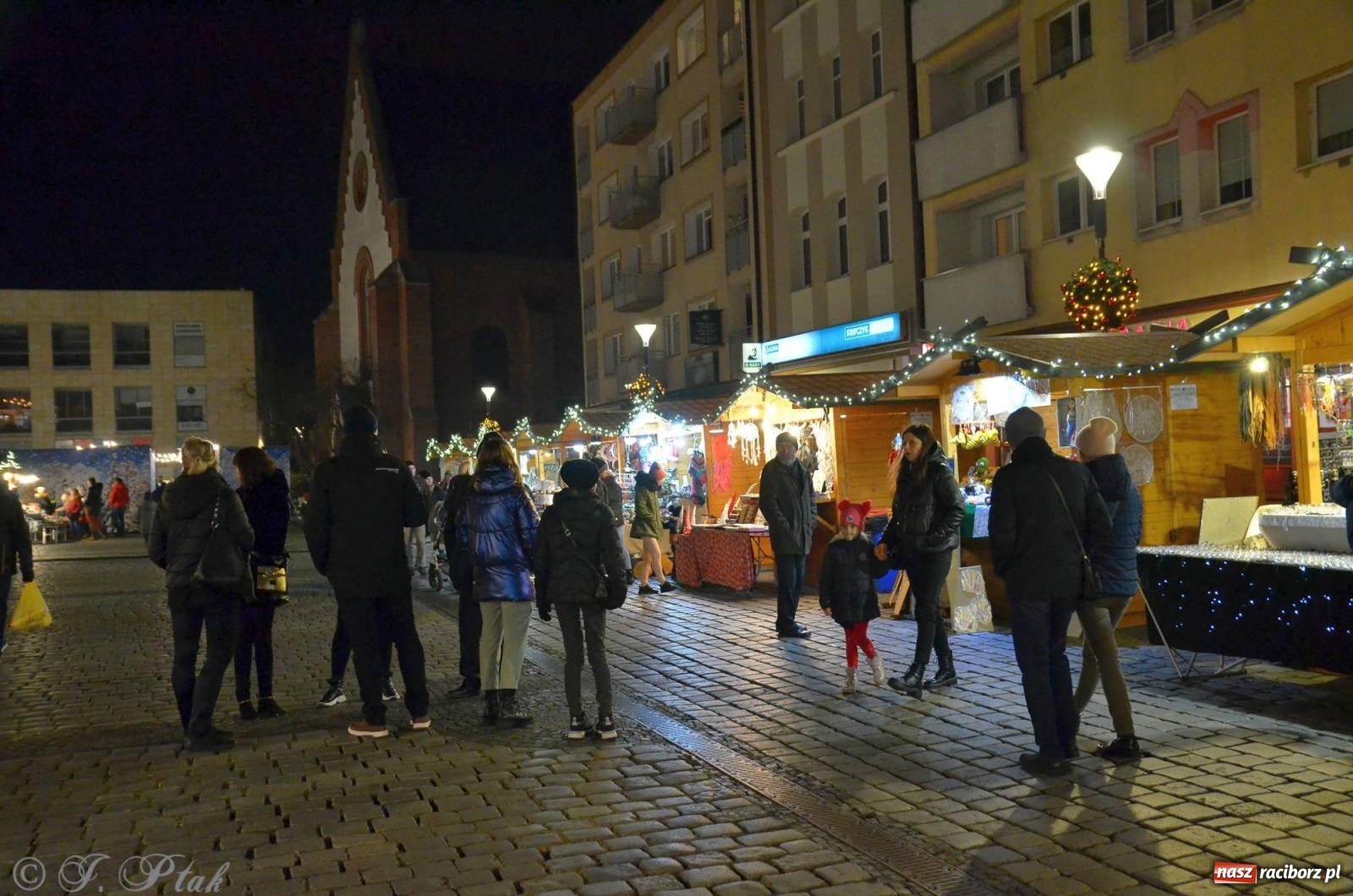Zdjęcie w galerii na portalu naszraciborz.pl: Raciborski jarmark wieczorową porą [FOTO i WIDEO] wiadomości z regionu