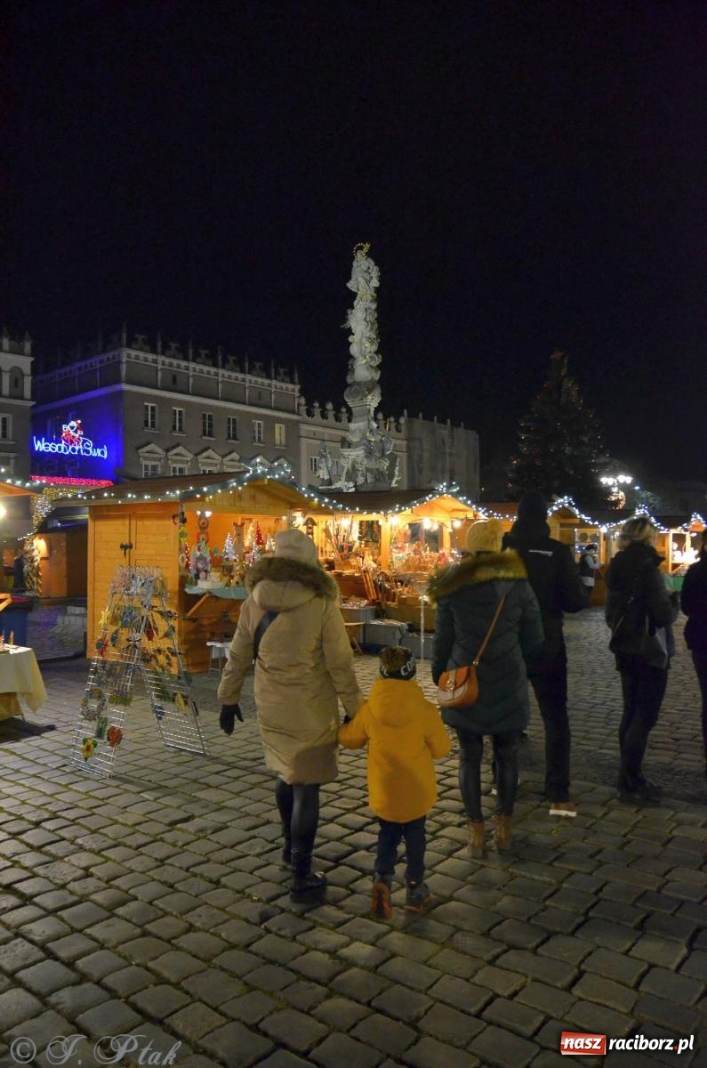 Zdjęcie w galerii na portalu naszraciborz.pl: Raciborski jarmark wieczorową porą [FOTO i WIDEO] wiadomości z regionu