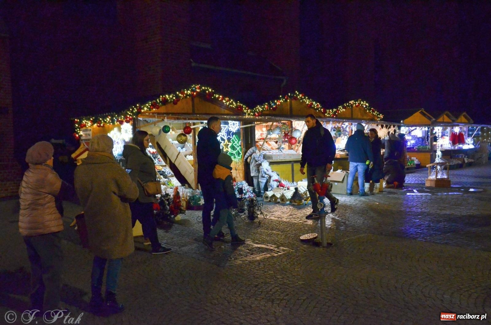 Zdjęcie w galerii na portalu naszraciborz.pl: Raciborski jarmark wieczorową porą [FOTO i WIDEO] wiadomości z regionu