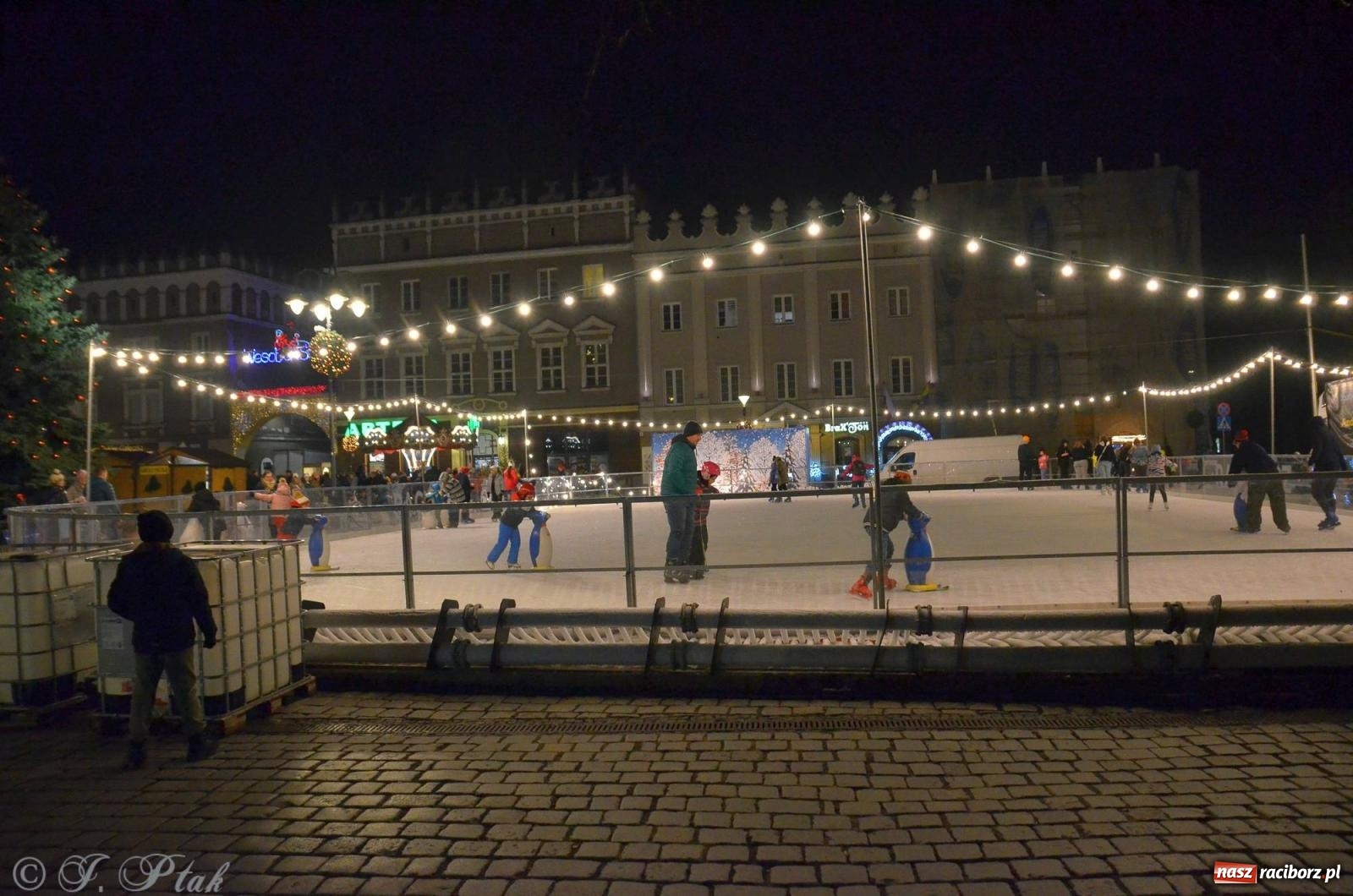 Zdjęcie w galerii na portalu naszraciborz.pl: Raciborski jarmark wieczorową porą [FOTO i WIDEO] wiadomości z regionu