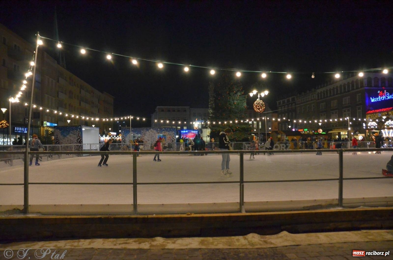 Zdjęcie w galerii na portalu naszraciborz.pl: Raciborski jarmark wieczorową porą [FOTO i WIDEO] wiadomości z regionu