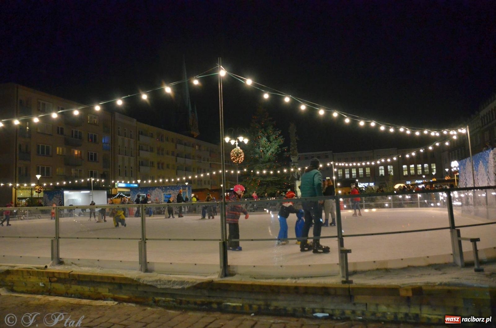 Zdjęcie w galerii na portalu naszraciborz.pl: Raciborski jarmark wieczorową porą [FOTO i WIDEO] wiadomości z regionu