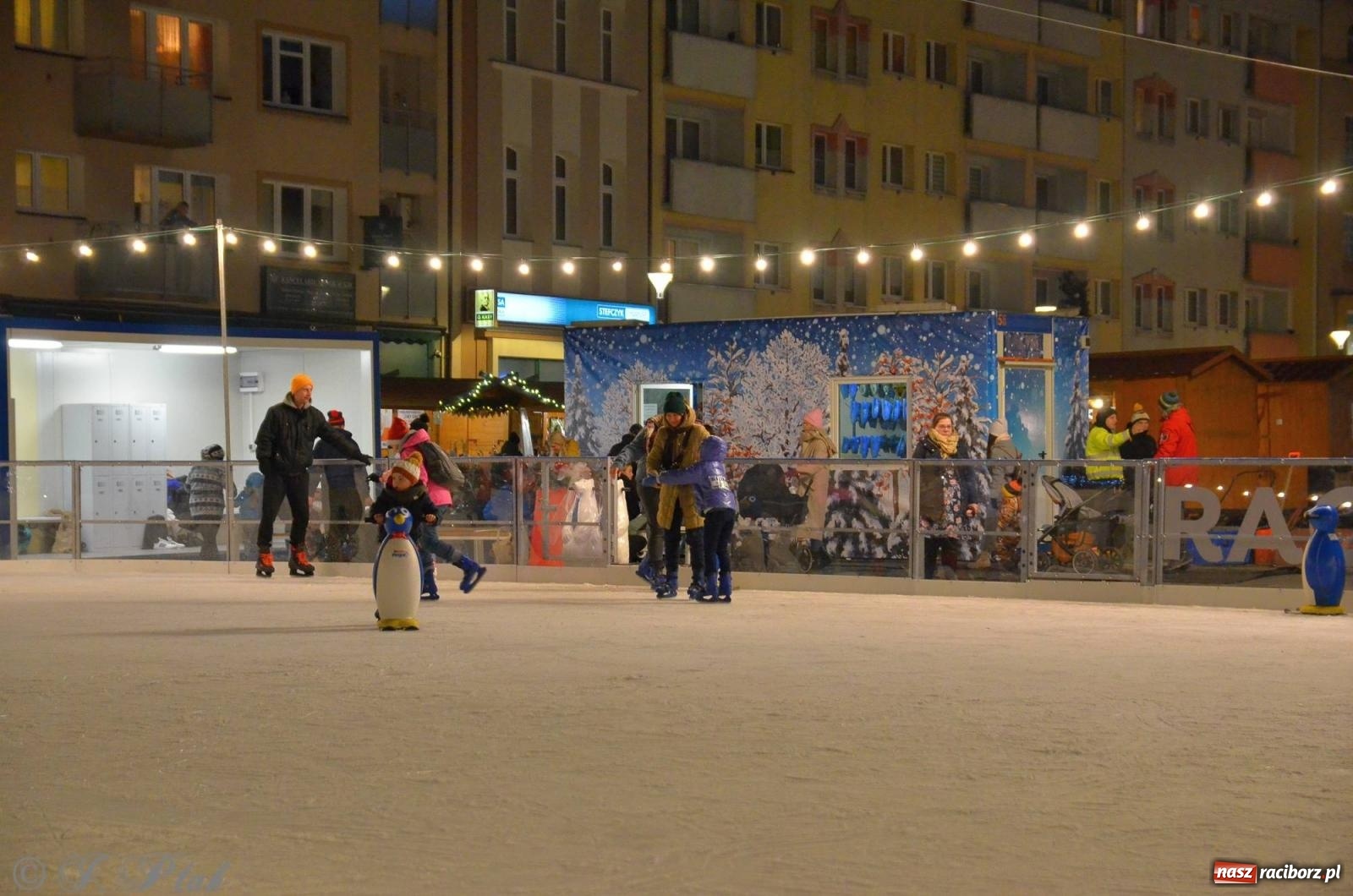 Zdjęcie w galerii na portalu naszraciborz.pl: Raciborski jarmark wieczorową porą [FOTO i WIDEO] wiadomości z regionu