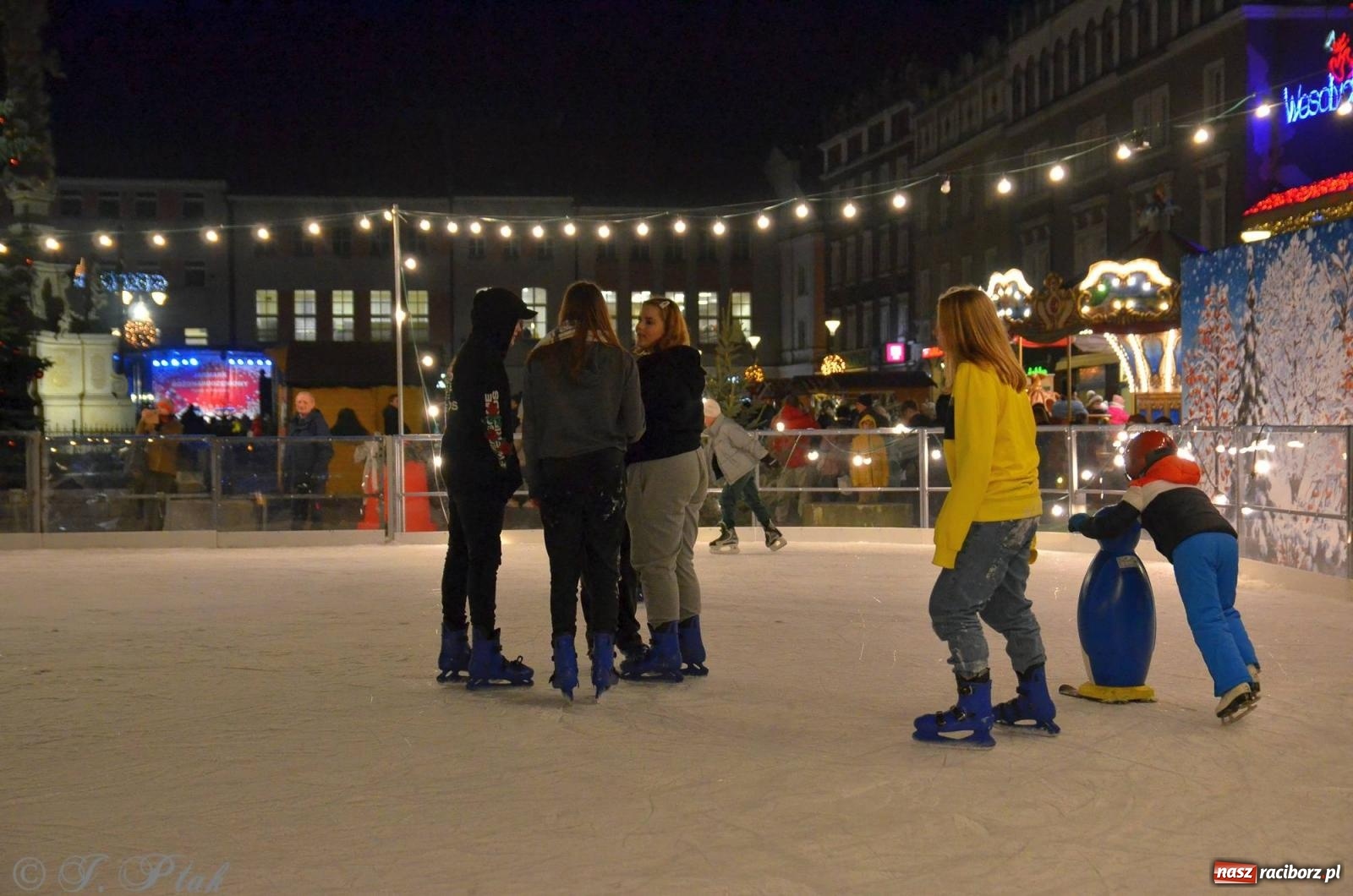 Zdjęcie w galerii na portalu naszraciborz.pl: Raciborski jarmark wieczorową porą [FOTO i WIDEO] wiadomości z regionu