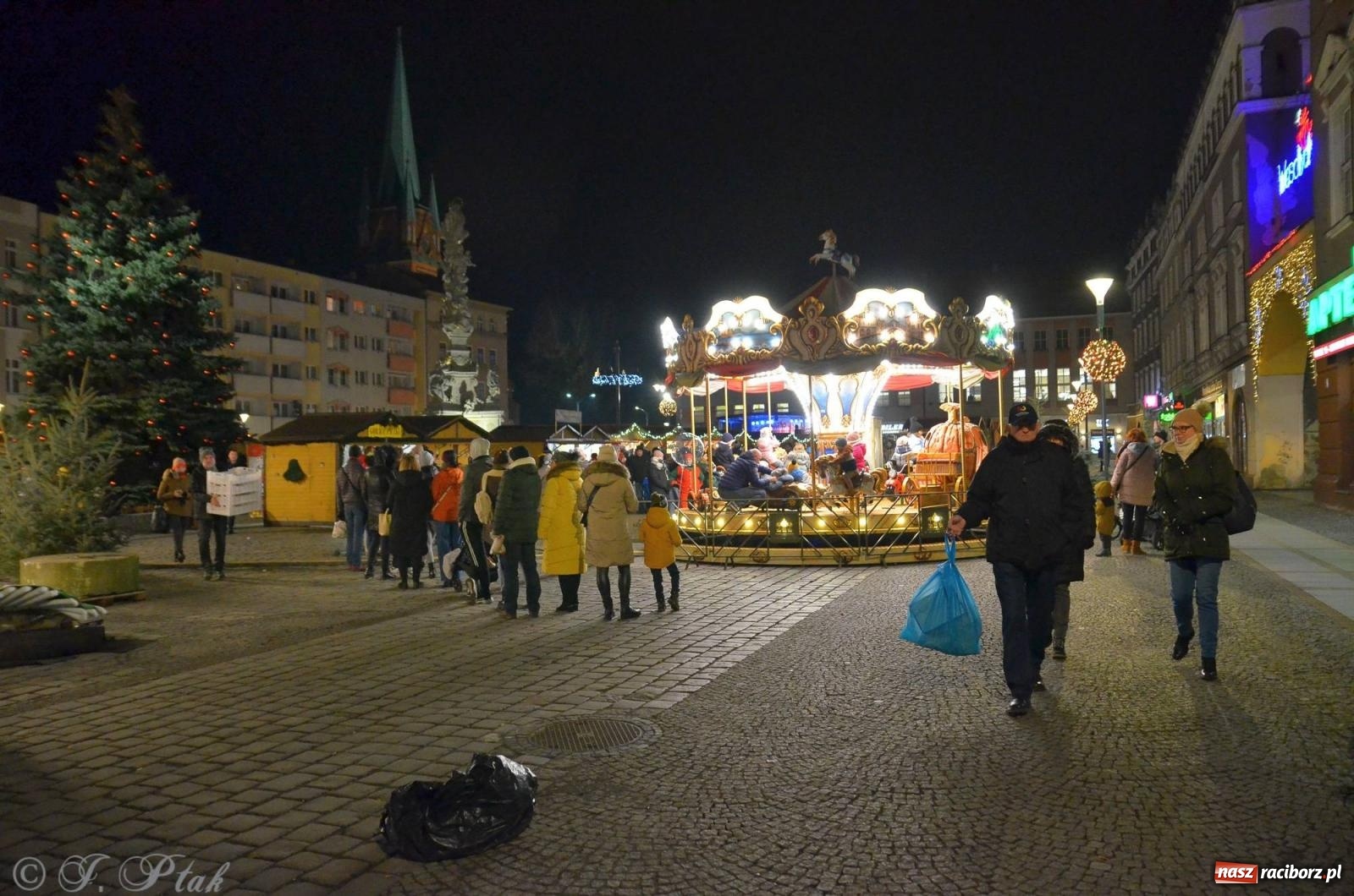 Zdjęcie w galerii na portalu naszraciborz.pl: Raciborski jarmark wieczorową porą [FOTO i WIDEO] wiadomości z regionu