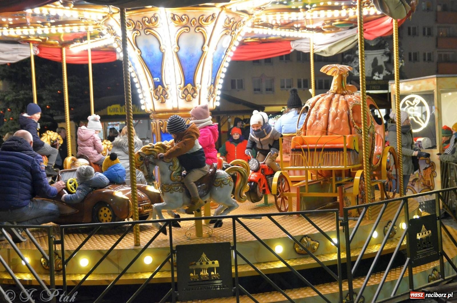 Zdjęcie w galerii na portalu naszraciborz.pl: Raciborski jarmark wieczorową porą [FOTO i WIDEO] wiadomości z regionu