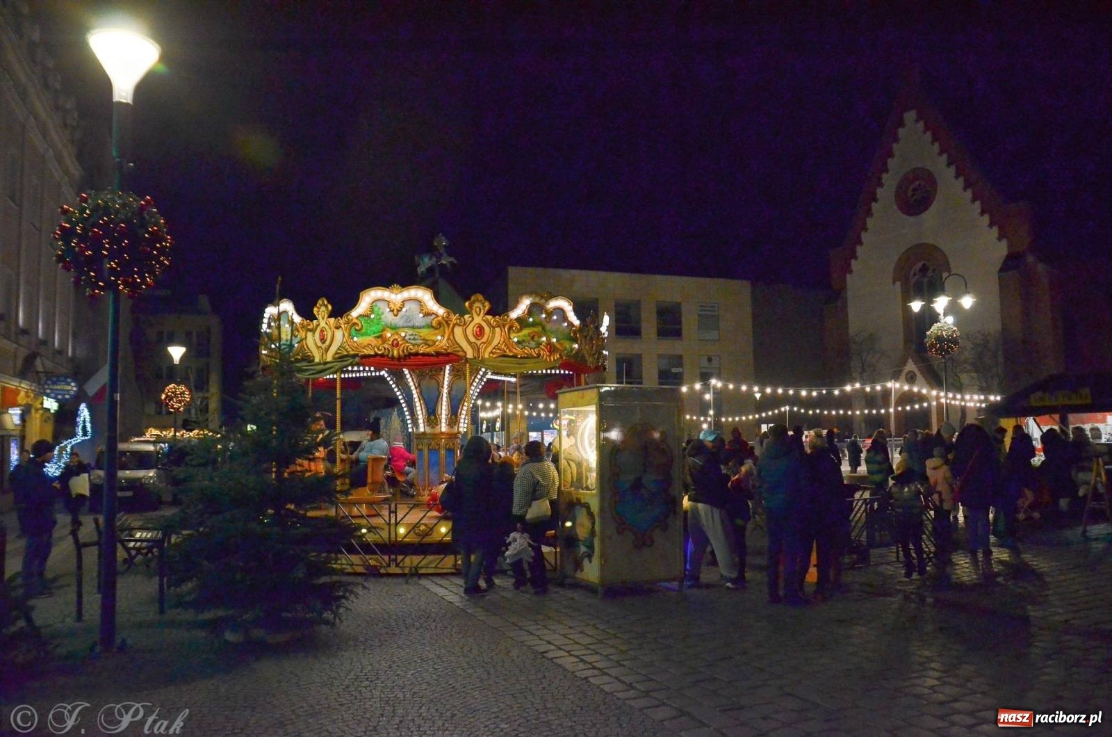 Zdjęcie w galerii na portalu naszraciborz.pl: Raciborski jarmark wieczorową porą [FOTO i WIDEO] wiadomości z regionu