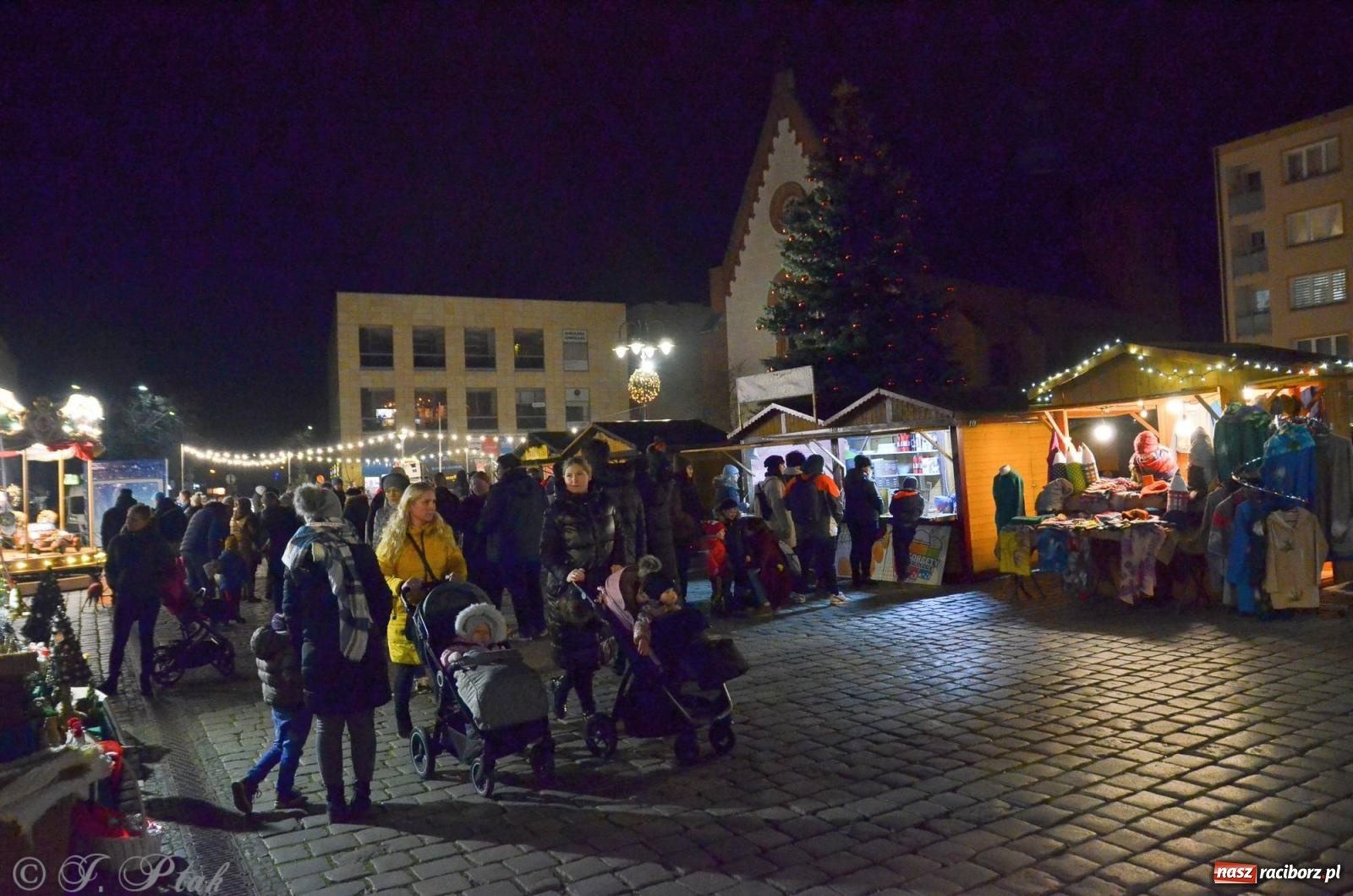 Zdjęcie w galerii na portalu naszraciborz.pl: Raciborski jarmark wieczorową porą [FOTO i WIDEO] wiadomości z regionu