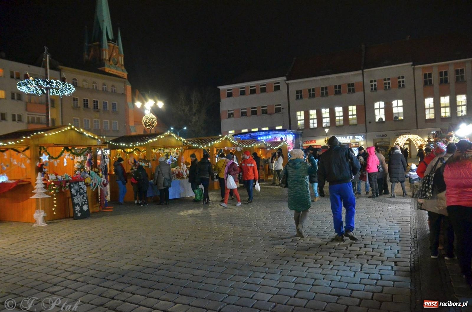 Zdjęcie w galerii na portalu naszraciborz.pl: Raciborski jarmark wieczorową porą [FOTO i WIDEO] wiadomości z regionu