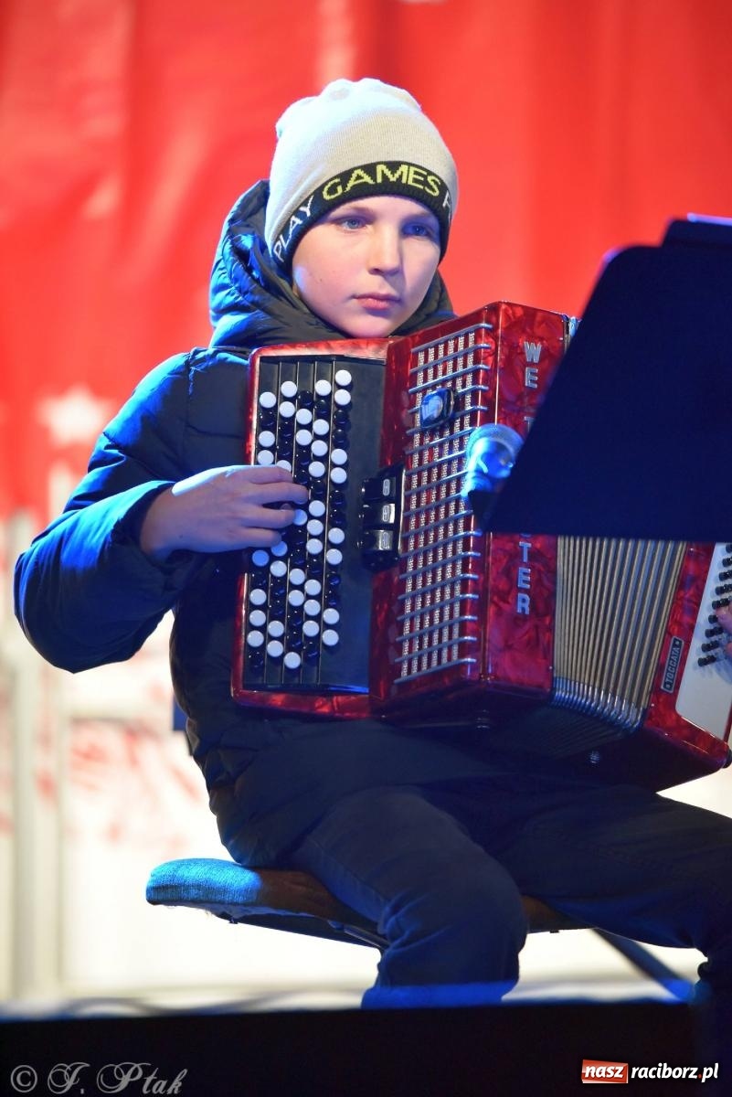 Zdjęcie w galerii na portalu naszraciborz.pl: Raciborski jarmark wieczorową porą [FOTO i WIDEO] wiadomości z regionu