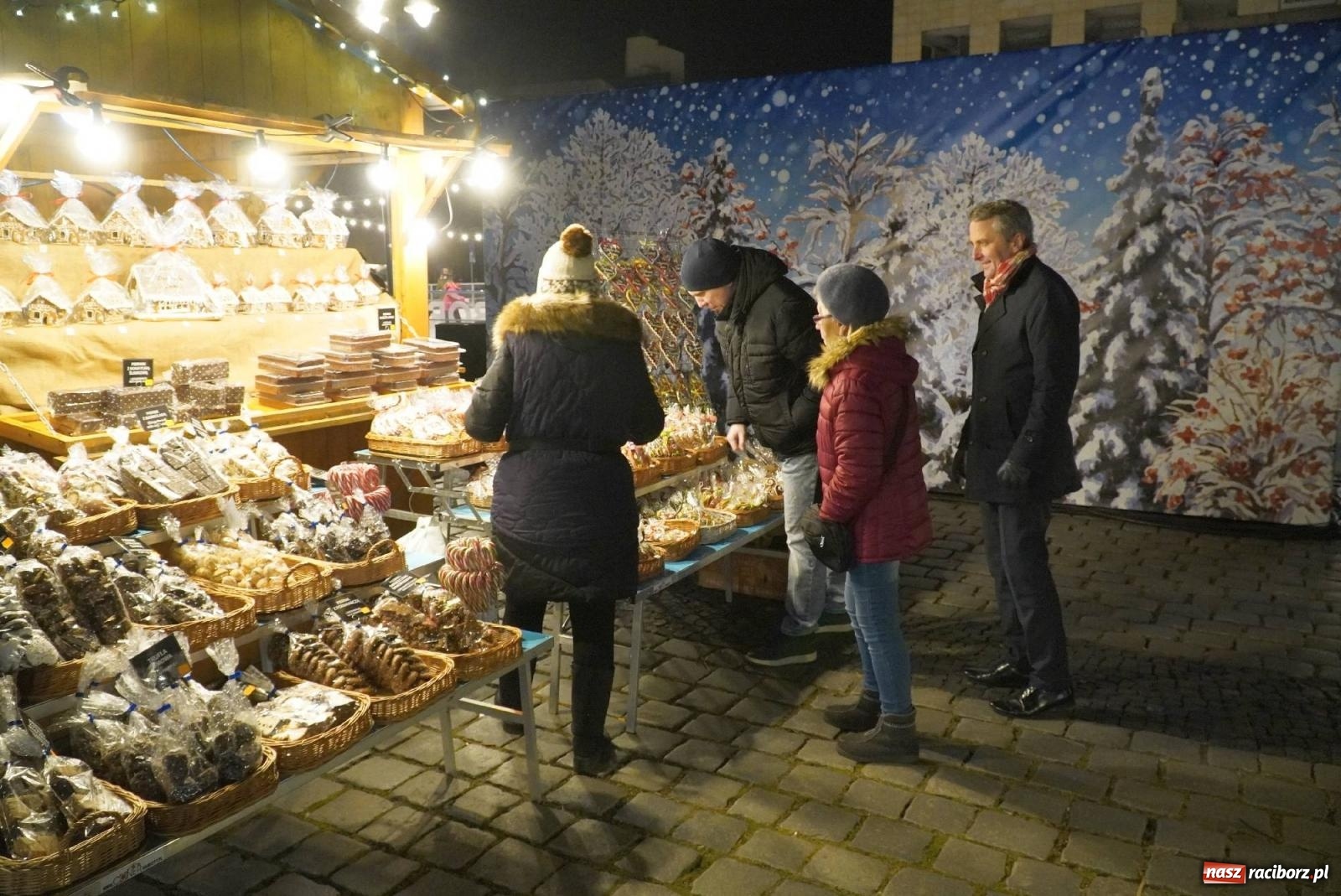 Zdjęcie w galerii na portalu naszraciborz.pl: Raciborski jarmark wieczorową porą [FOTO i WIDEO] wiadomości z regionu