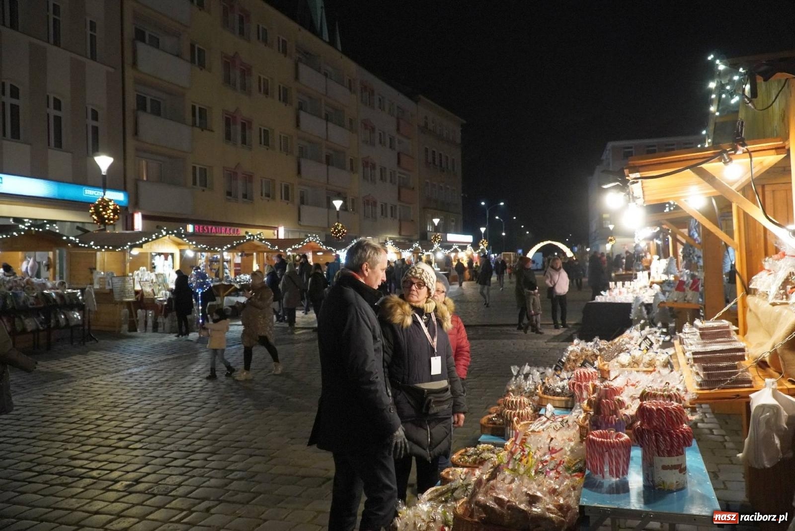 Zdjęcie w galerii na portalu naszraciborz.pl: Raciborski jarmark wieczorową porą [FOTO i WIDEO] wiadomości z regionu