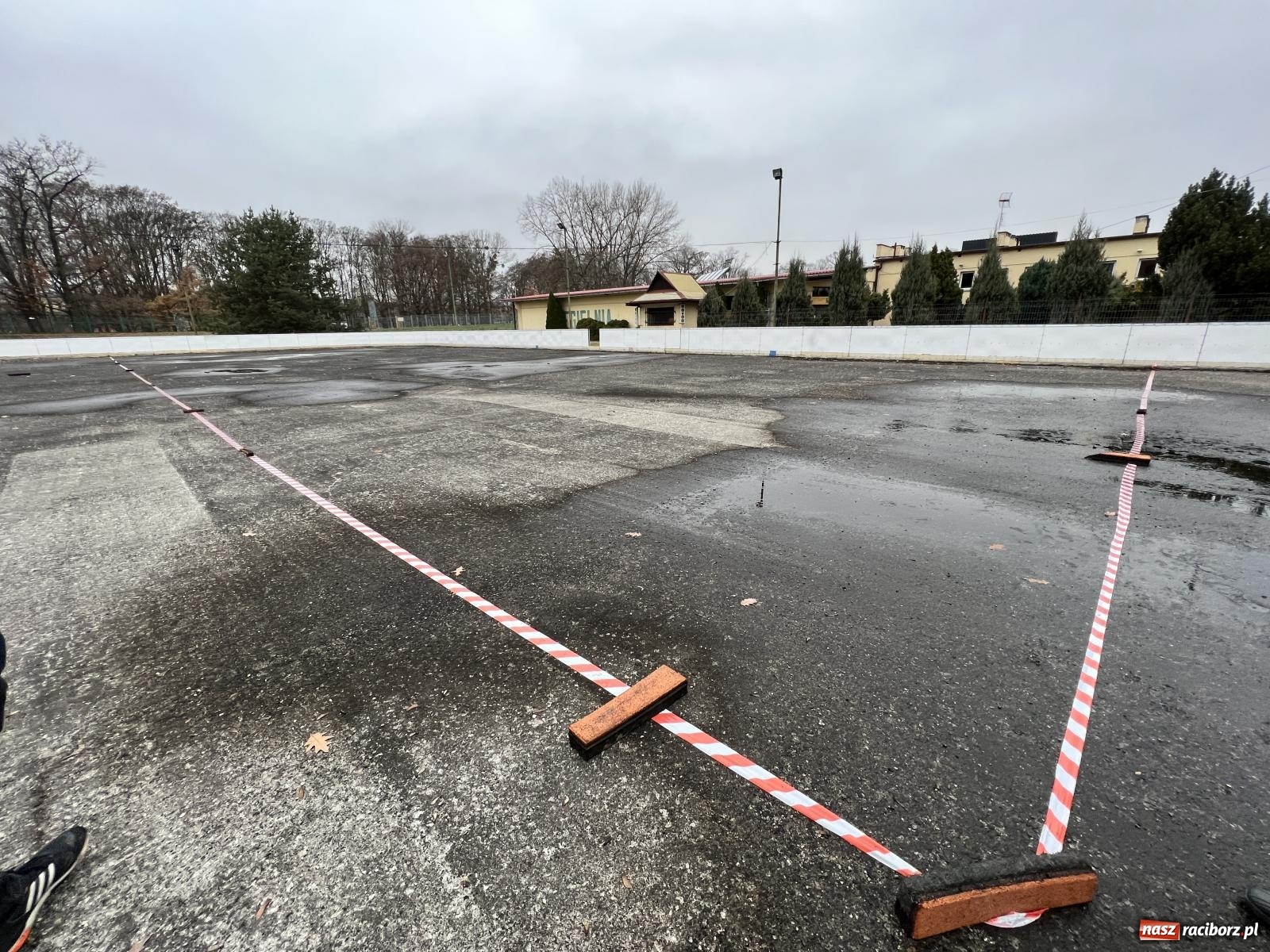 Zdjęcie w galerii na portalu naszraciborz.pl: Radni na Piastorze pokazali, jak wielkie ma być lodowisko Polowego wiadomości z regionu