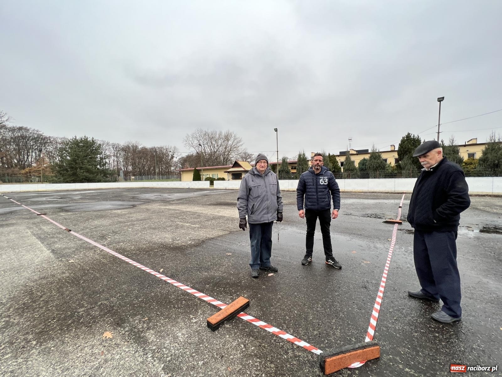 Zdjęcie w galerii na portalu naszraciborz.pl: Radni na Piastorze pokazali, jak wielkie ma być lodowisko Polowego wiadomości z regionu