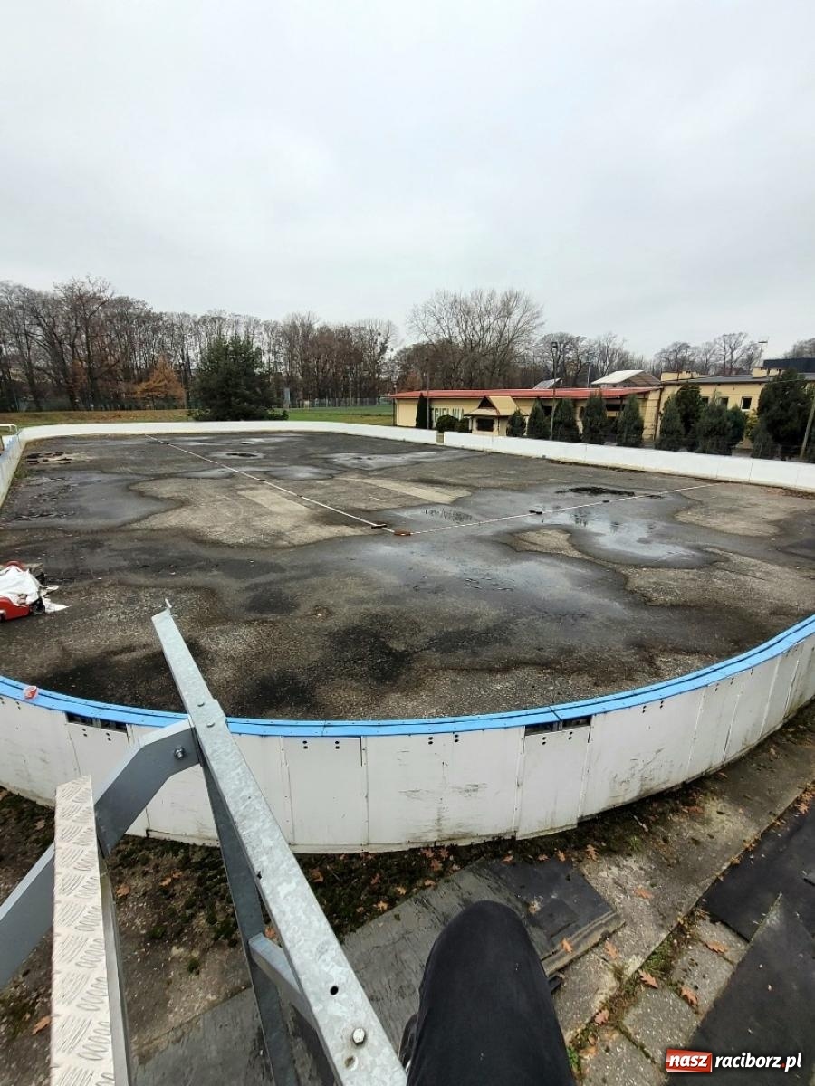 Zdjęcie w galerii na portalu naszraciborz.pl: Radni na Piastorze pokazali, jak wielkie ma być lodowisko Polowego wiadomości z regionu