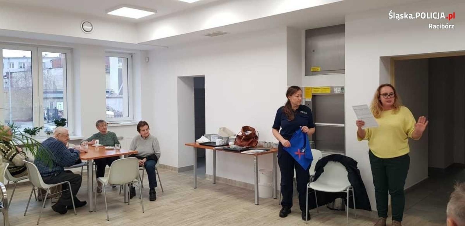 Zdjęcie w galerii na portalu naszraciborz.pl: Seniorzy bezpieczniejsi. Wysłuchali prelekcji o niebieskiej karcie wiadomości z regionu