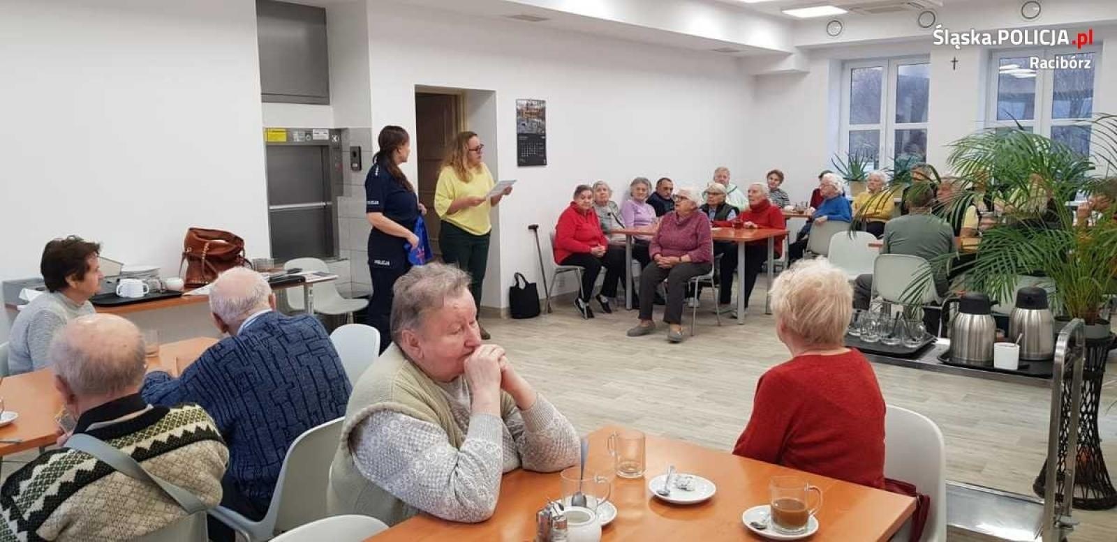 Zdjęcie w galerii na portalu naszraciborz.pl: Seniorzy bezpieczniejsi. Wysłuchali prelekcji o niebieskiej karcie wiadomości z regionu