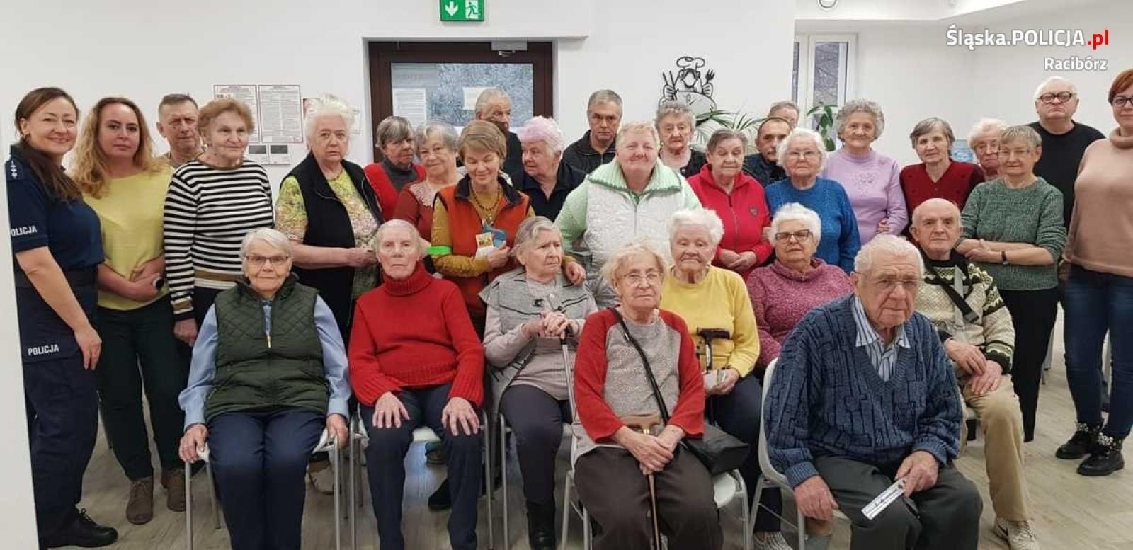 Zdjęcie w galerii na portalu naszraciborz.pl: Seniorzy bezpieczniejsi. Wysłuchali prelekcji o niebieskiej karcie wiadomości z regionu