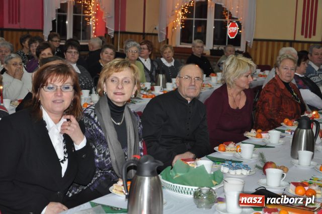 Zdjęcie w galerii na portalu naszraciborz.pl: W Borucinie dzielili się opłatkiem wiadomości z regionu