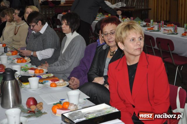 Zdjęcie w galerii na portalu naszraciborz.pl: W Borucinie dzielili się opłatkiem wiadomości z regionu