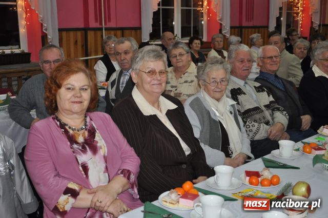 Zdjęcie w galerii na portalu naszraciborz.pl: W Borucinie dzielili się opłatkiem wiadomości z regionu